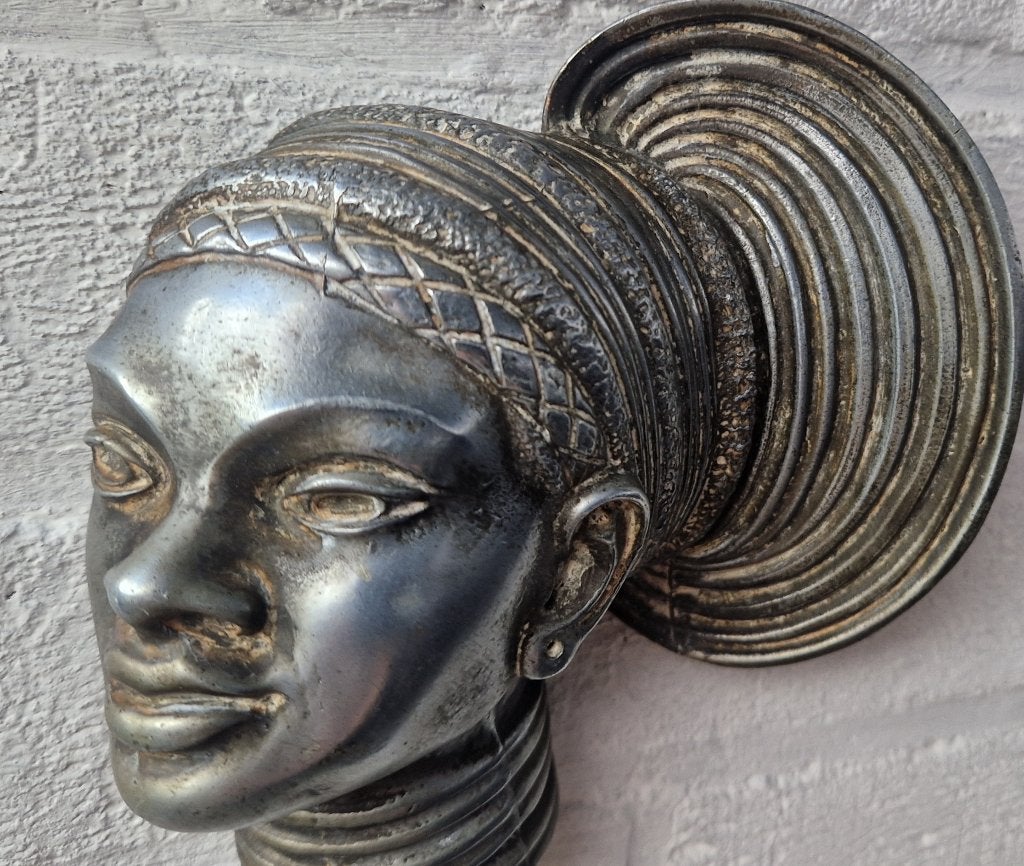Art Deco wall mask Gorgeous proud African beauty! Signed, Ophalen of Verzenden, Beeld, Metaal, Gemerkt