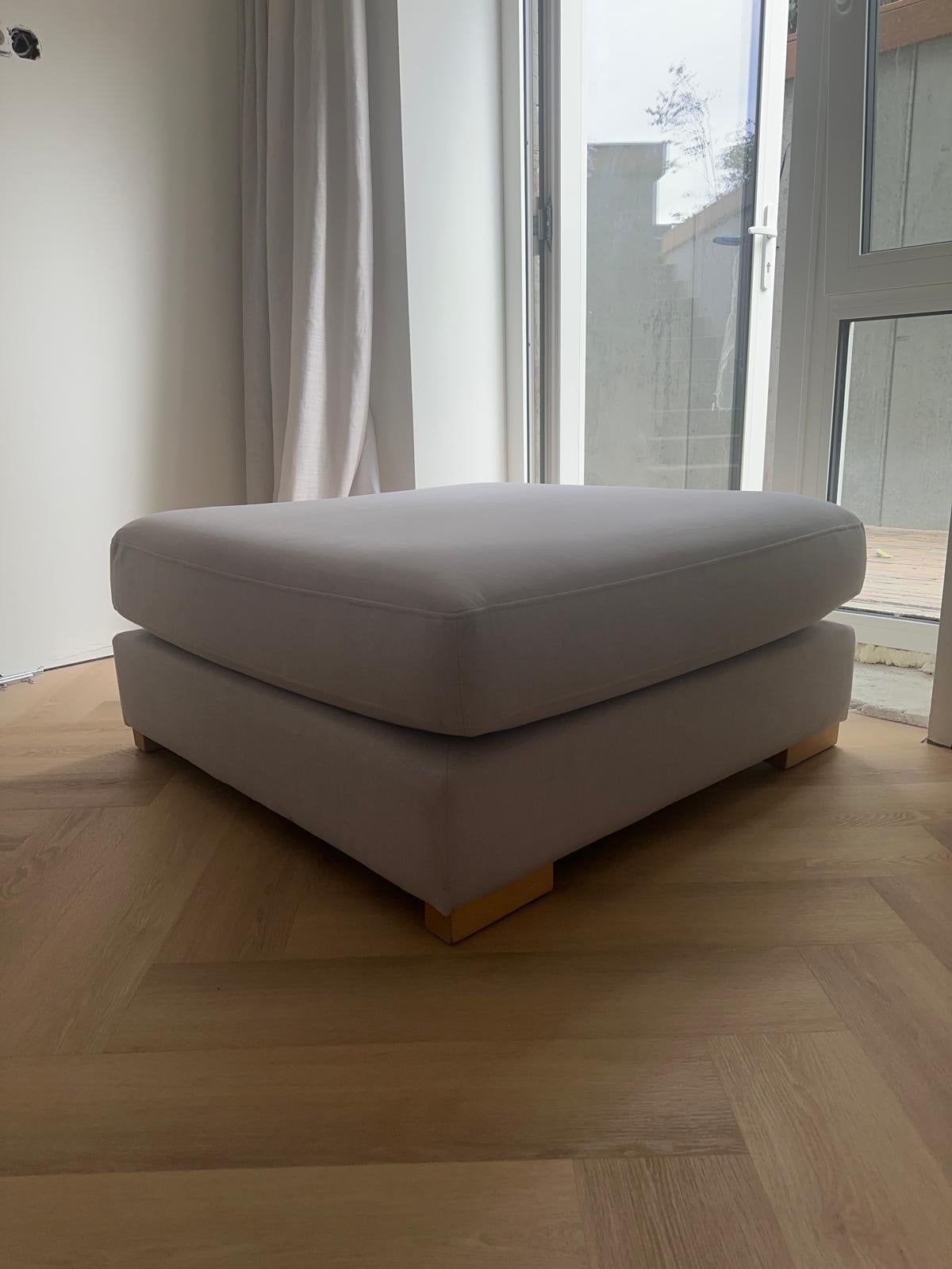 Gratis ophalen 2  Moderne lichtgrijze poef/voetenbank/hocker, Ophalen, Vierkant, Zo goed als nieuw, 75 tot 100 cm