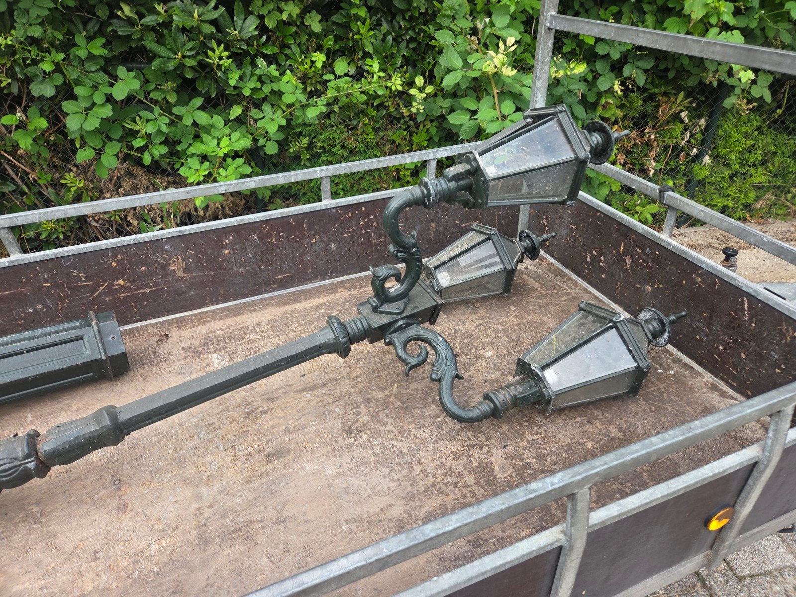 Antieke gietijzeren lantaarnpaal met drie lampen, Antiek en Kunst, Ophalen of Verzenden