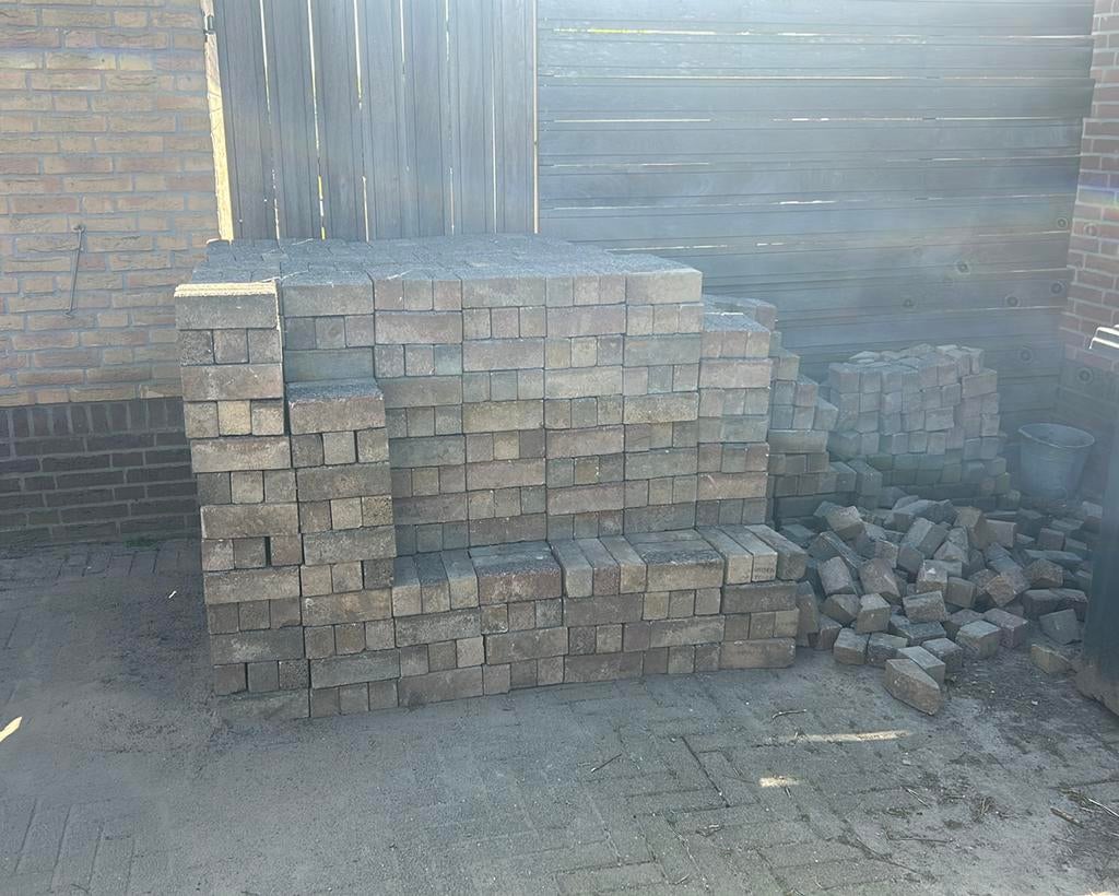 Gratis ophalen! 30m2 Betonklinkers grijs, rood en geel, Tuin en Terras, Ophalen, Gebruikt, Beton, Klinkers