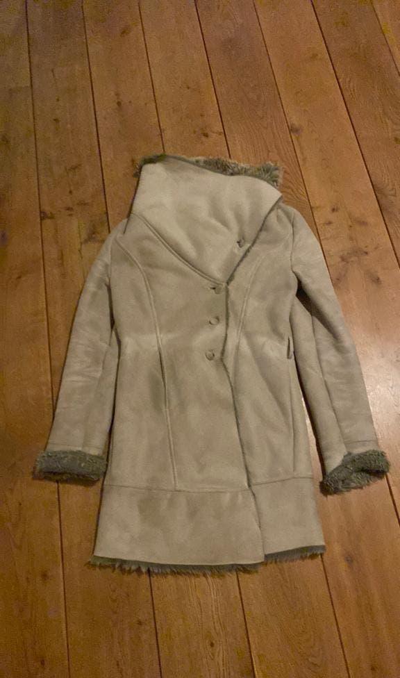 Elegante winterjas van Supertrash met ‘bont’ gevoerd, Ophalen of Verzenden, Gedragen, Maat 38/40 (M), Beige