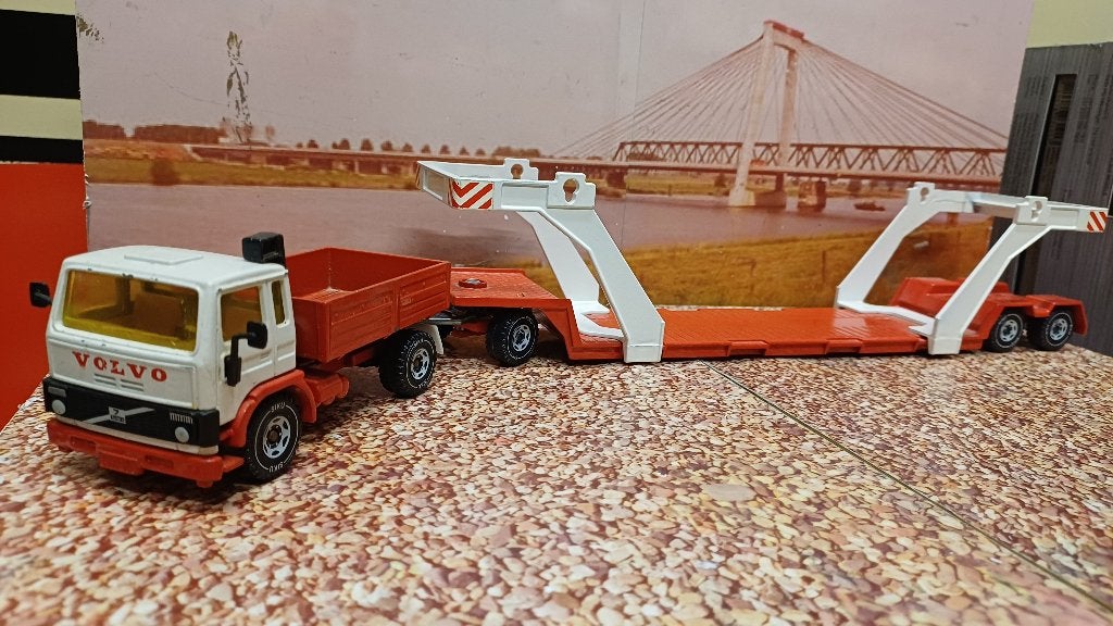 siku Volvo F7/1 met dieplader, Ophalen of Verzenden, Zo goed als nieuw, Bus of Vrachtwagen, SIKU