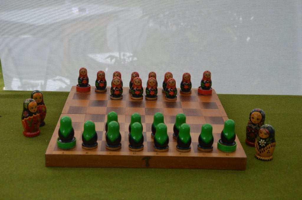 Soort van damspel met Matroesjka`s met inklapbaar bord 32cm, Hobby en Vrije tijd, Een of twee spelers, Ophalen of Verzenden, Gebruikt