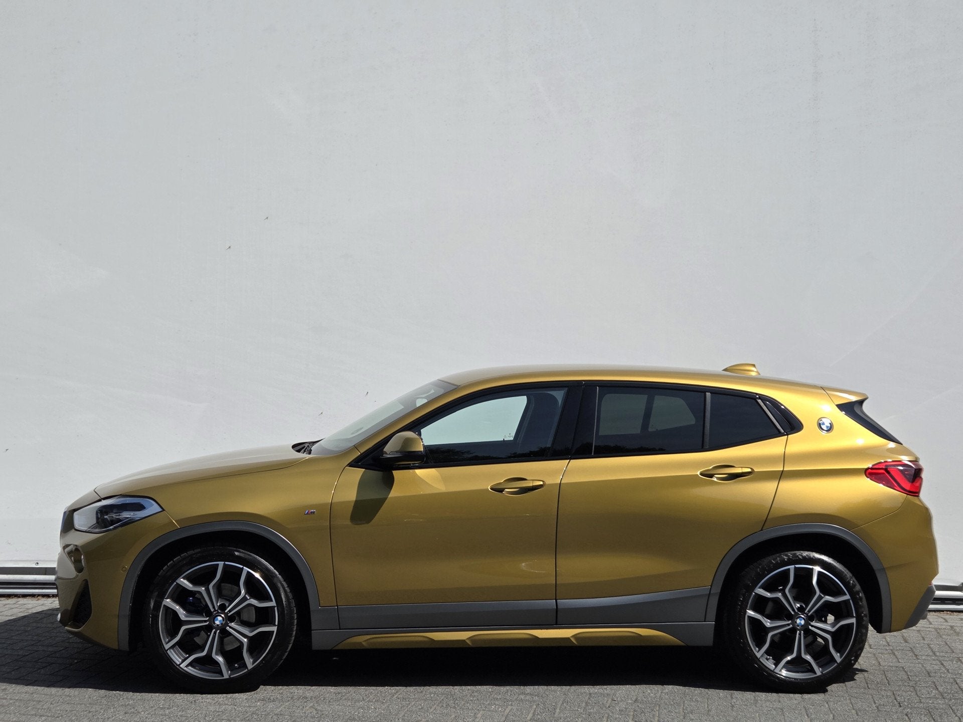 BMW X2 sDrive18i High Executive M-Sport X Achteruitrijcamera, Dealer onderhouden, Gebruikt, Leder en Stof, Geel