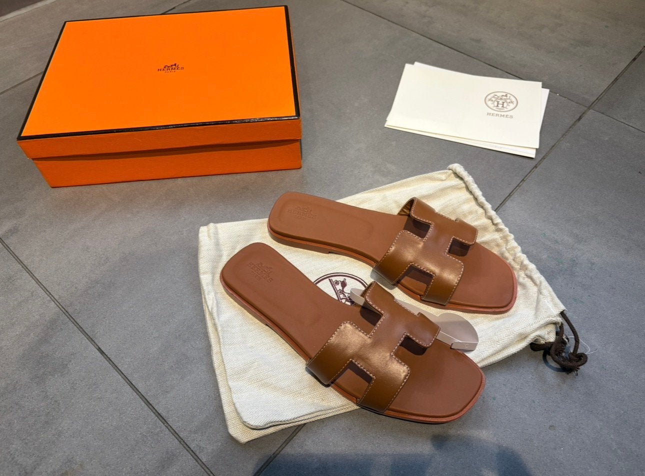 Hermès Oran Slippers Dames – Bruin – Nieuw, Kleding | Dames, Schoenen, Ophalen, Zo goed als nieuw, Bruin