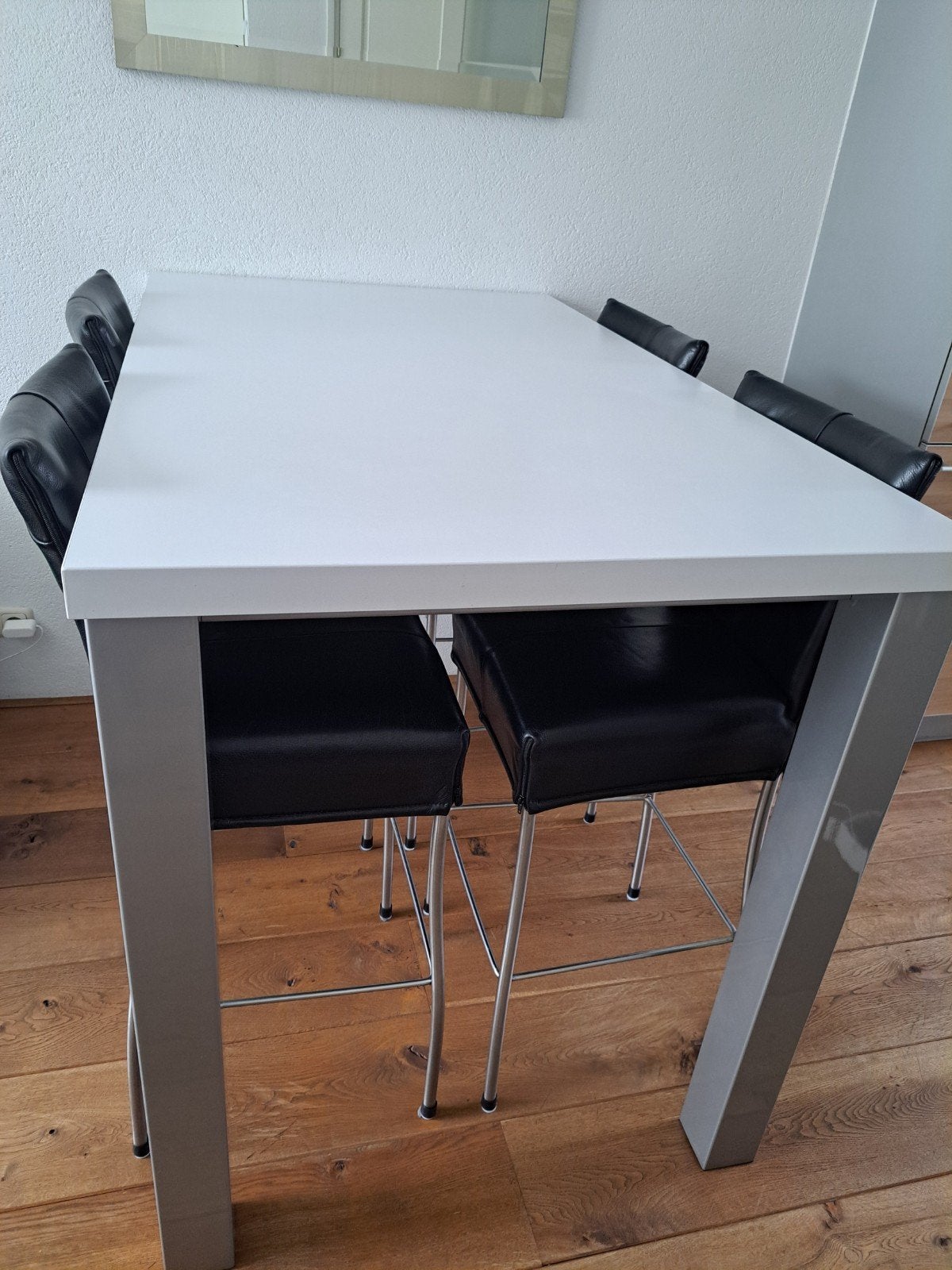 Moderne bartafel met 4 leren barkrukken, Ophalen, Met voetsteun, Zo goed als nieuw, 90 cm of meer
