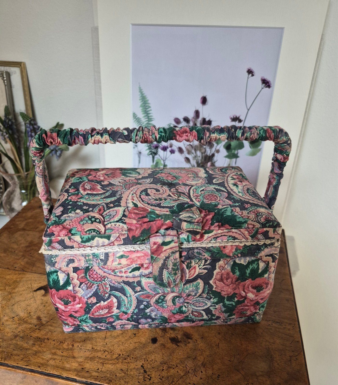 Vintage naaimandje bekleed met stof en strik, Ophalen of Verzenden