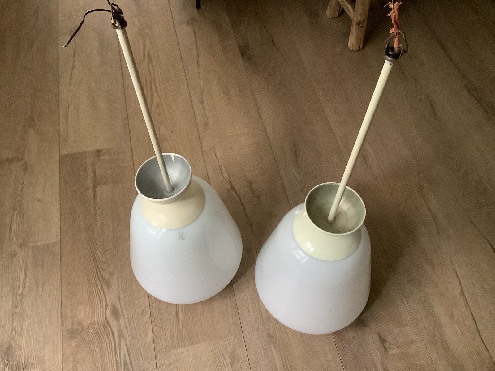 Twee vintage art deco hanglampen van melkglas, Ophalen, Rretro, Minder dan 50 cm, Glas