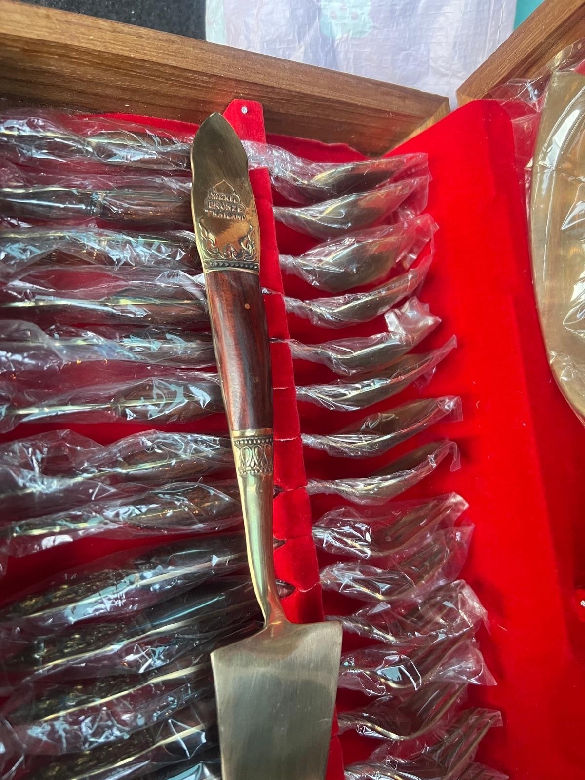 Nilai Bronze Thailand serveerset met houten handgrepen, Antiek en Kunst, Ophalen