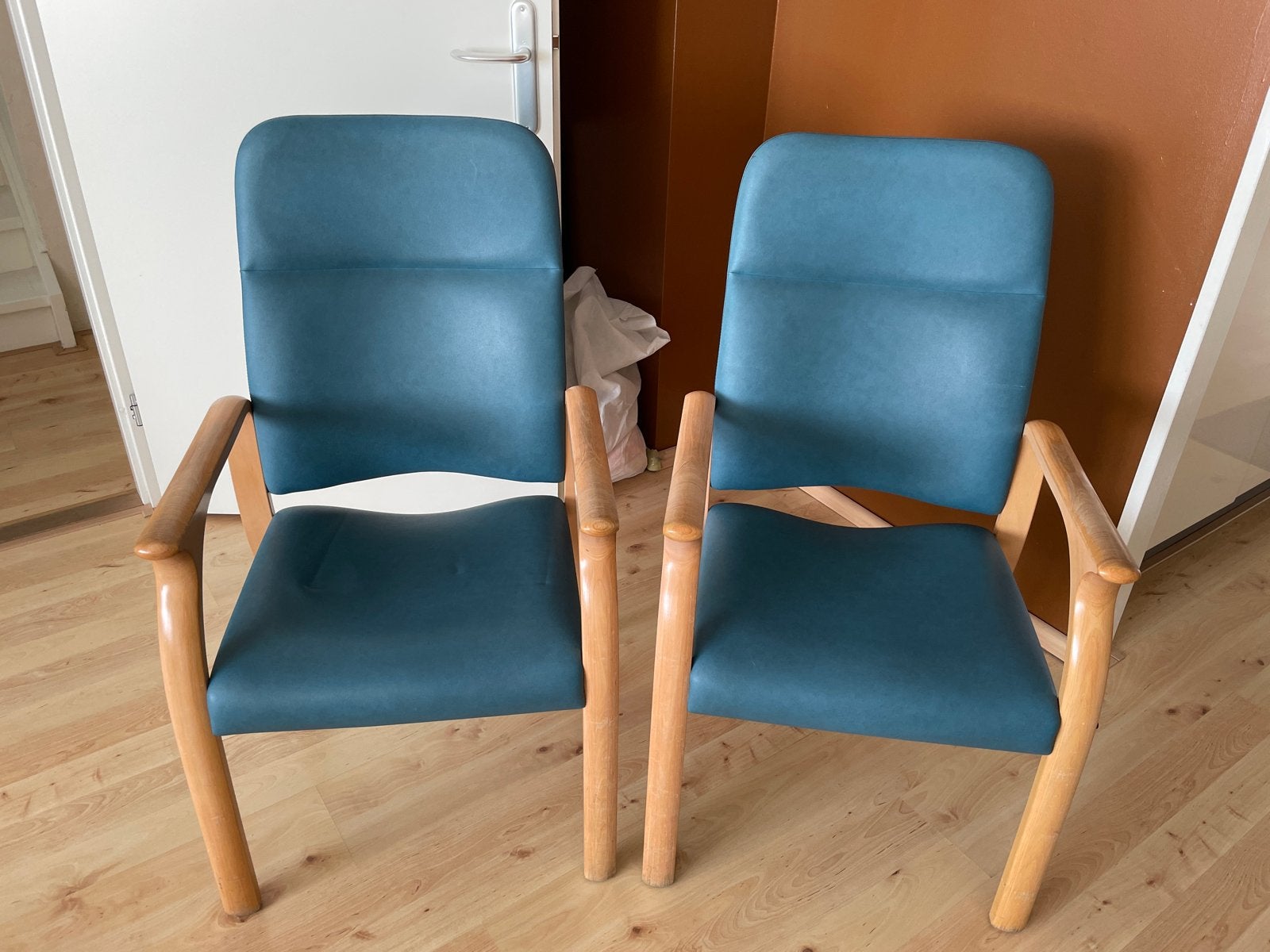 Twee comfortabele stoelen met houten frame en blauwe bekledi, Ophalen, Gebruikt, Twee, Blauw
