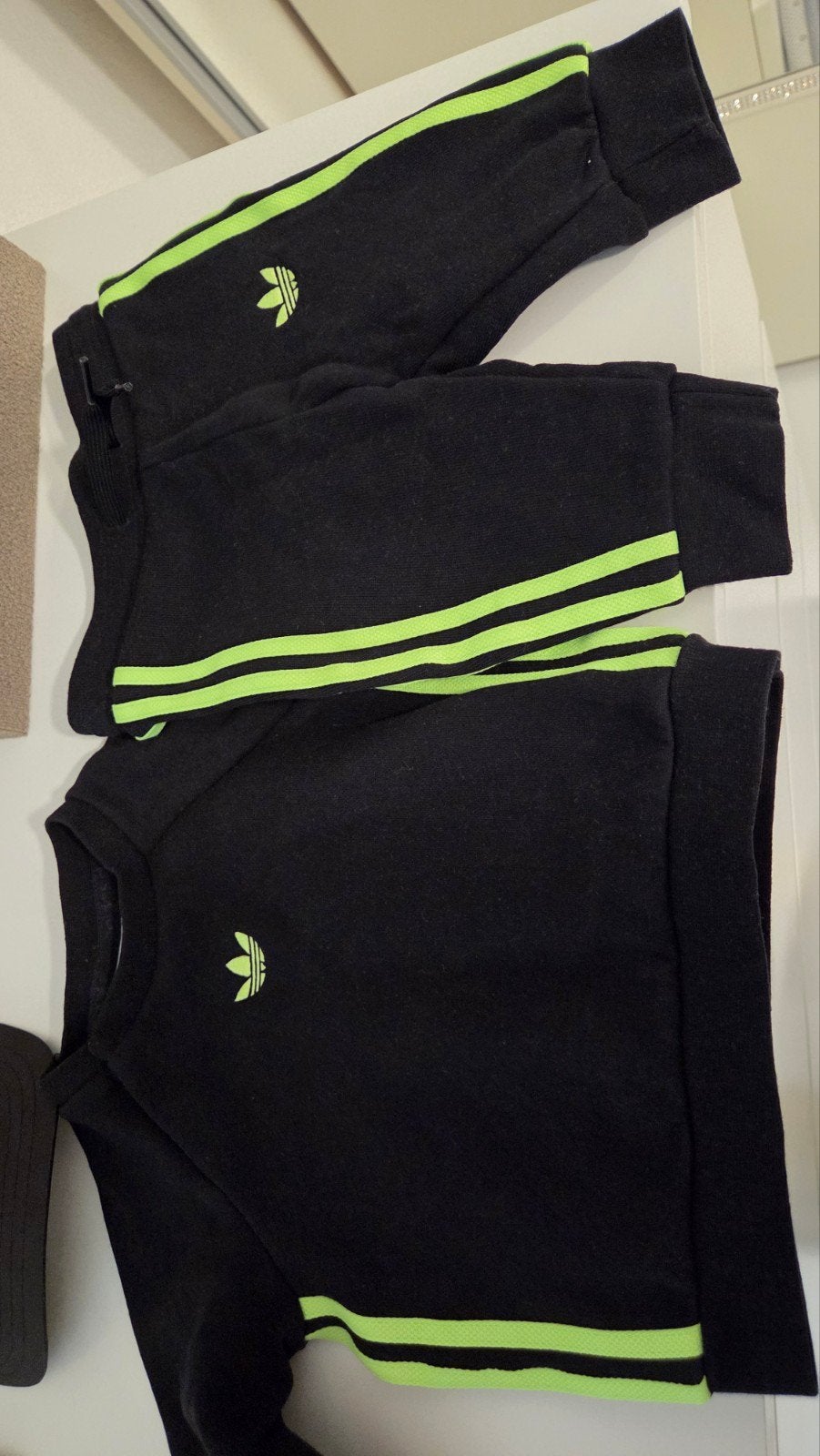 Adidas baby trainingspak zwart met neon groen, Ophalen of Verzenden, Zo goed als nieuw, Adidas, Jongetje of Meisje