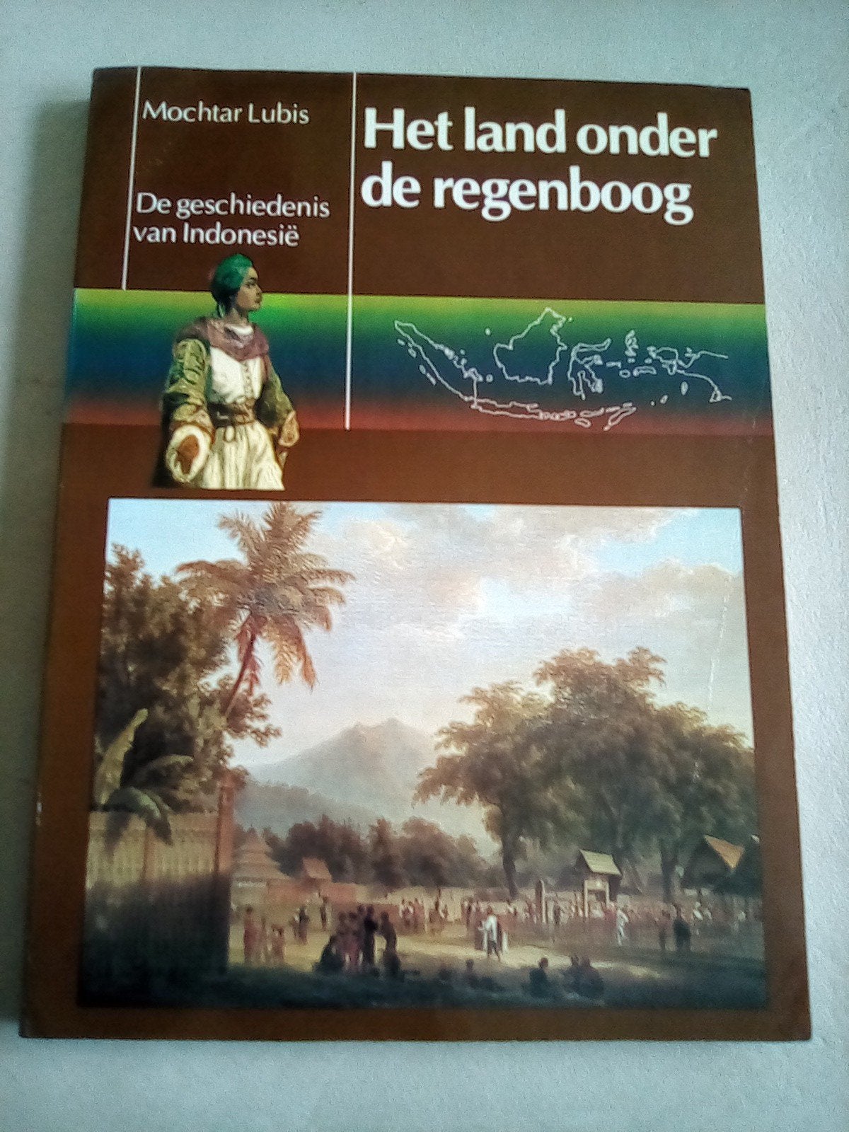 Het land onder de regenboog (Indonesie) - Mochtar Lubis, Boeken, Ophalen of Verzenden, Zo goed als nieuw, Azië