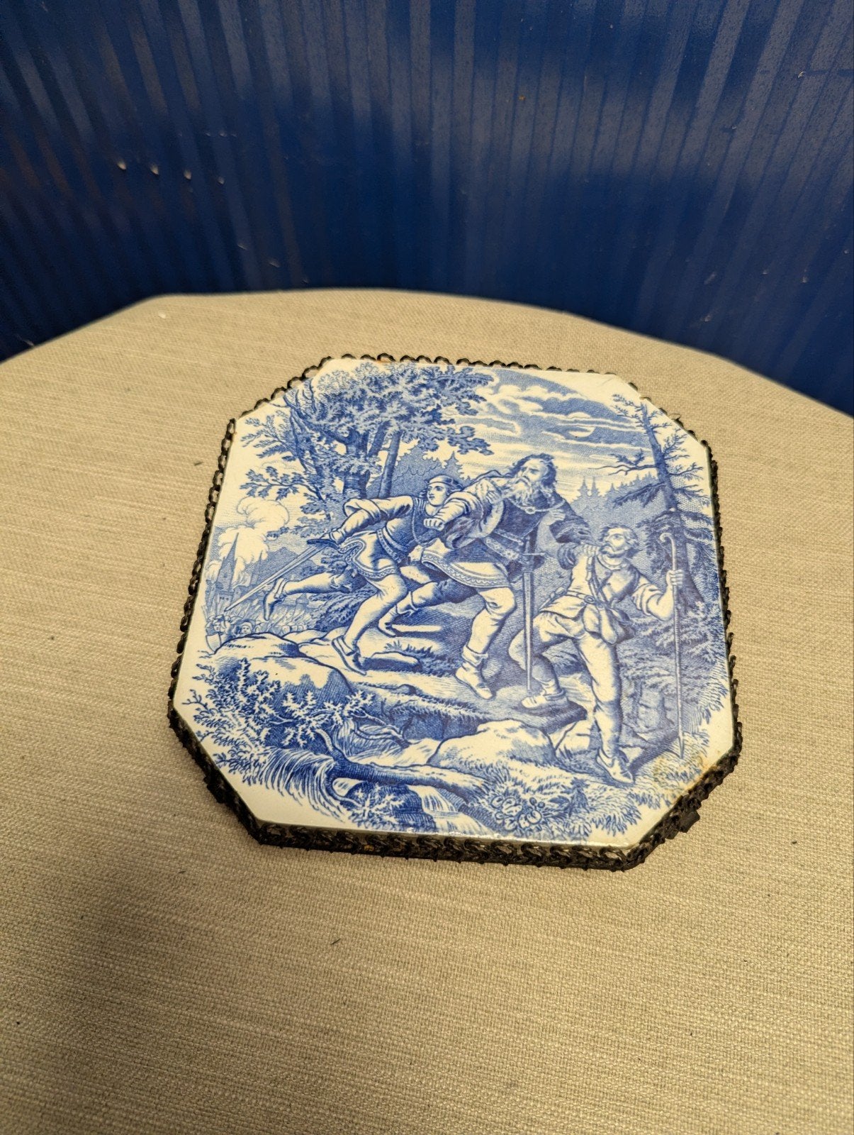 Antieke onderzetter met Delfts blauw tafereel, Ophalen of Verzenden