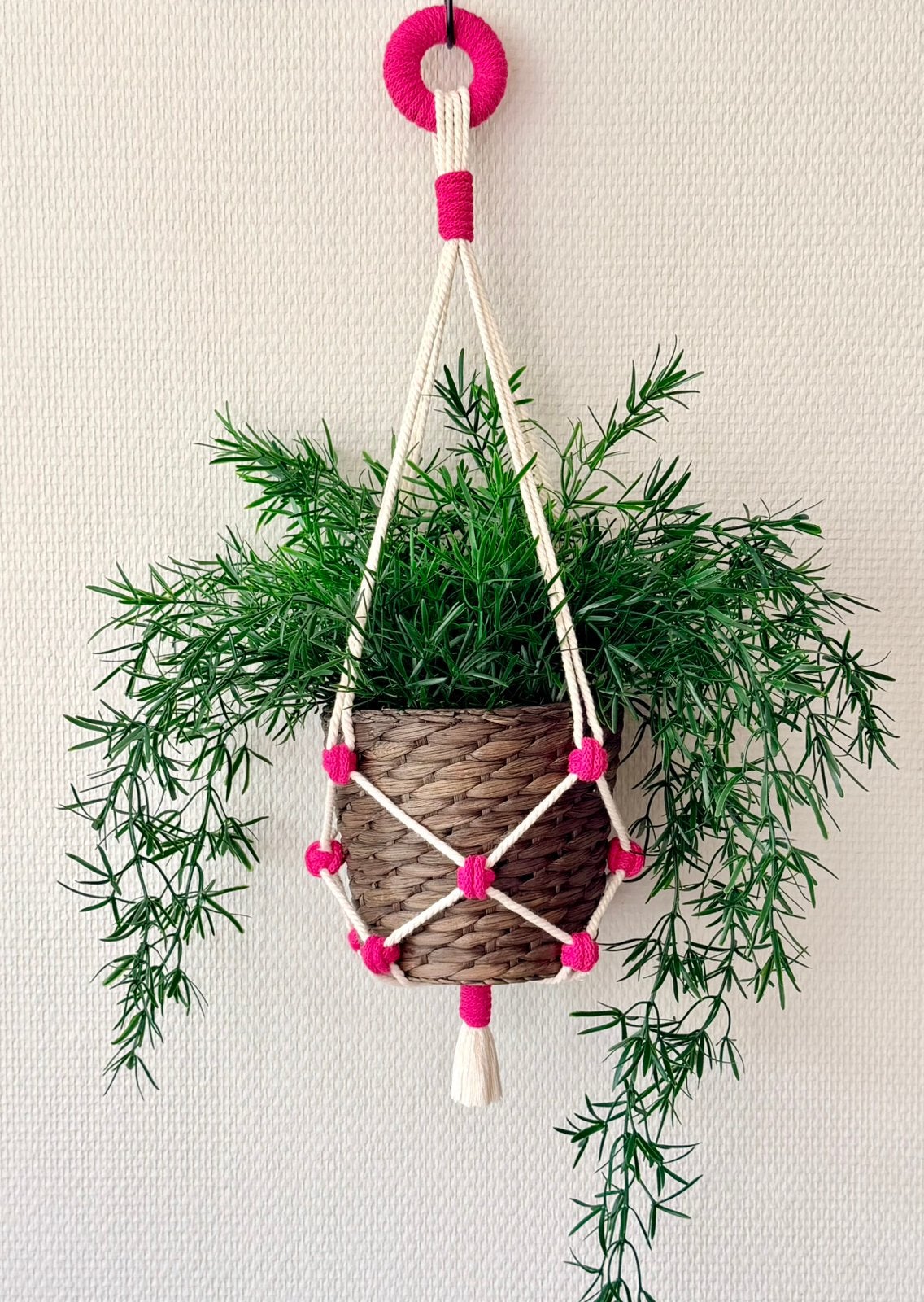 Handgemaakte macramé plantenhanger - ecru/roze, Textiel, Nieuw, Ophalen of Verzenden, Roze
