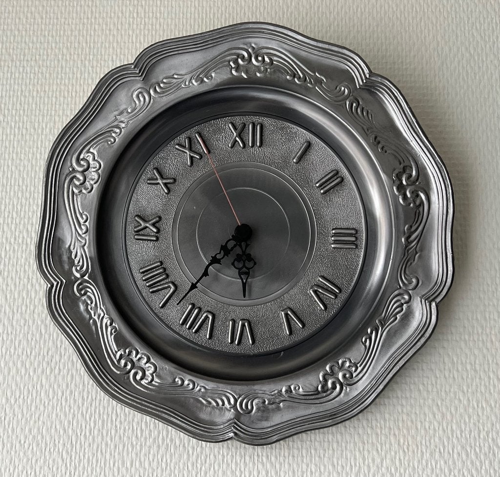 Tinnen klok , wandklok vintage, Analoog, Werkt op batterijen, Ophalen of Verzenden, Zilver