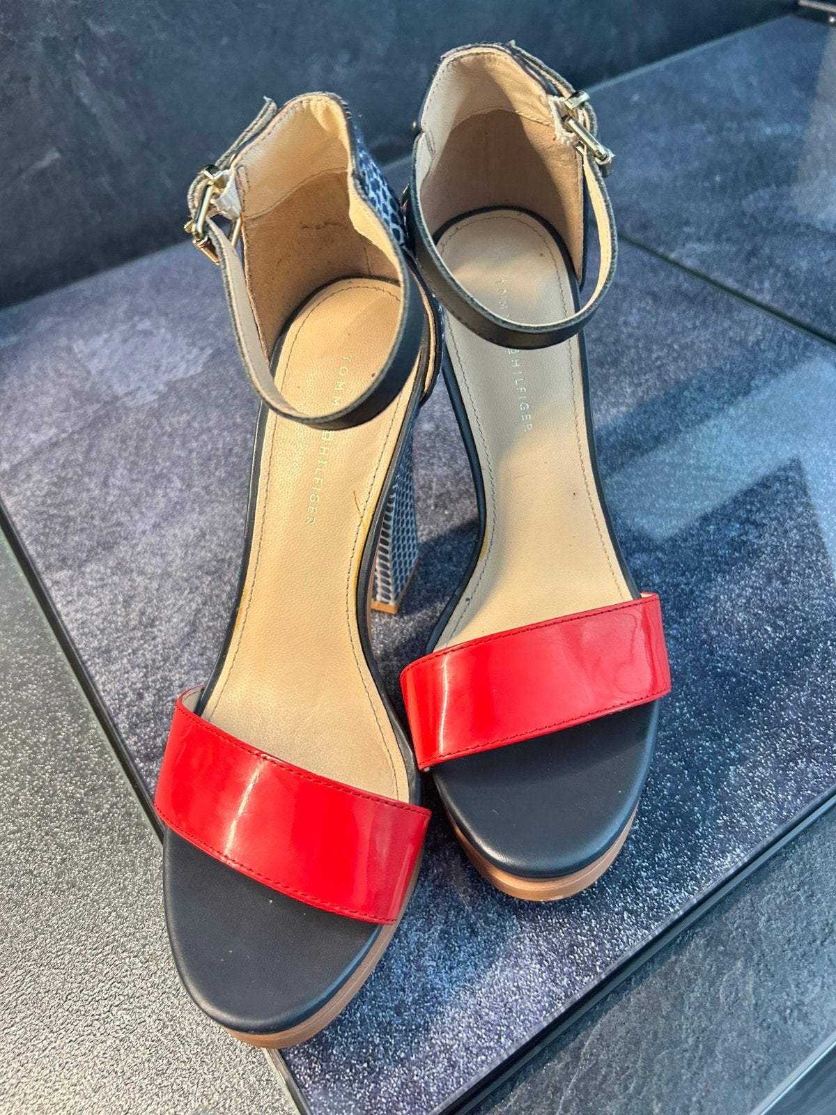 Sandaal tommy hilfiger zgan maat 38, Ophalen of Verzenden, Zo goed als nieuw, Sandalen of Muiltjes