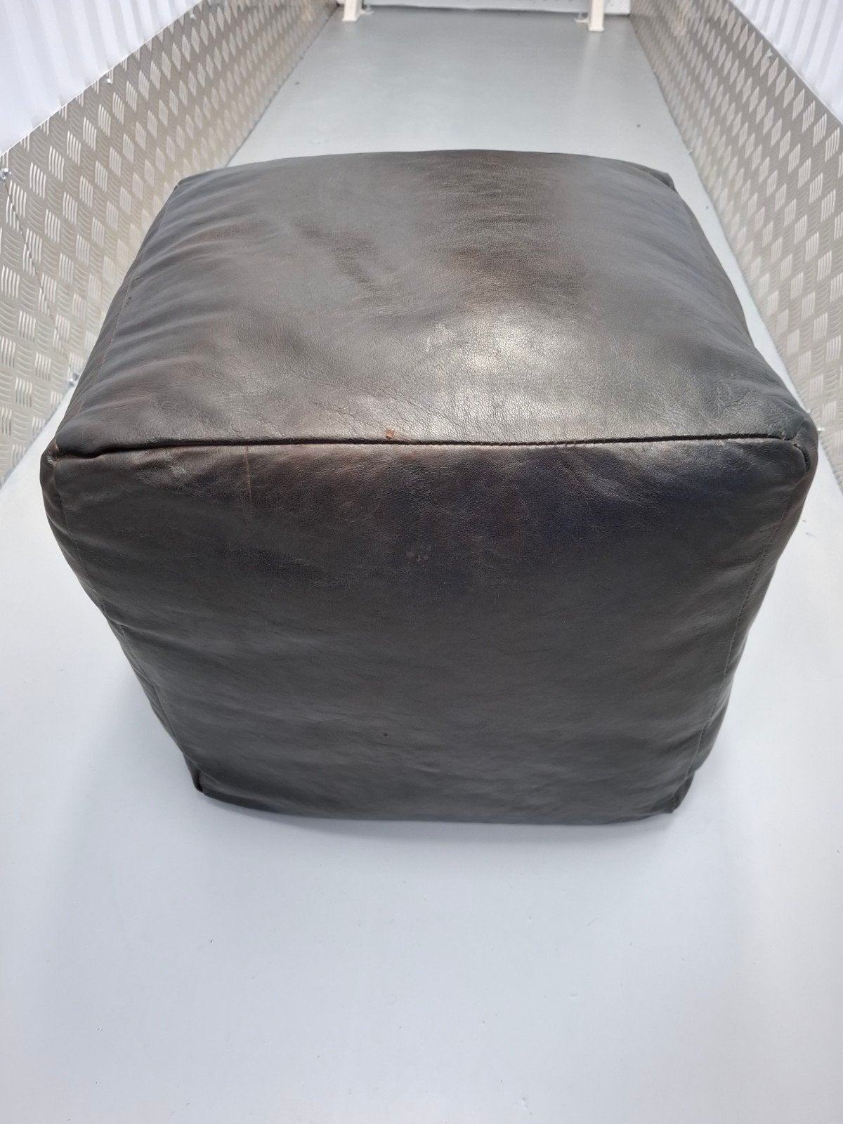 Nieuwe kunstleren Poef Bruin, Huis en Inrichting, Ophalen, Minder dan 50 cm, Kunststof, Vierkant
