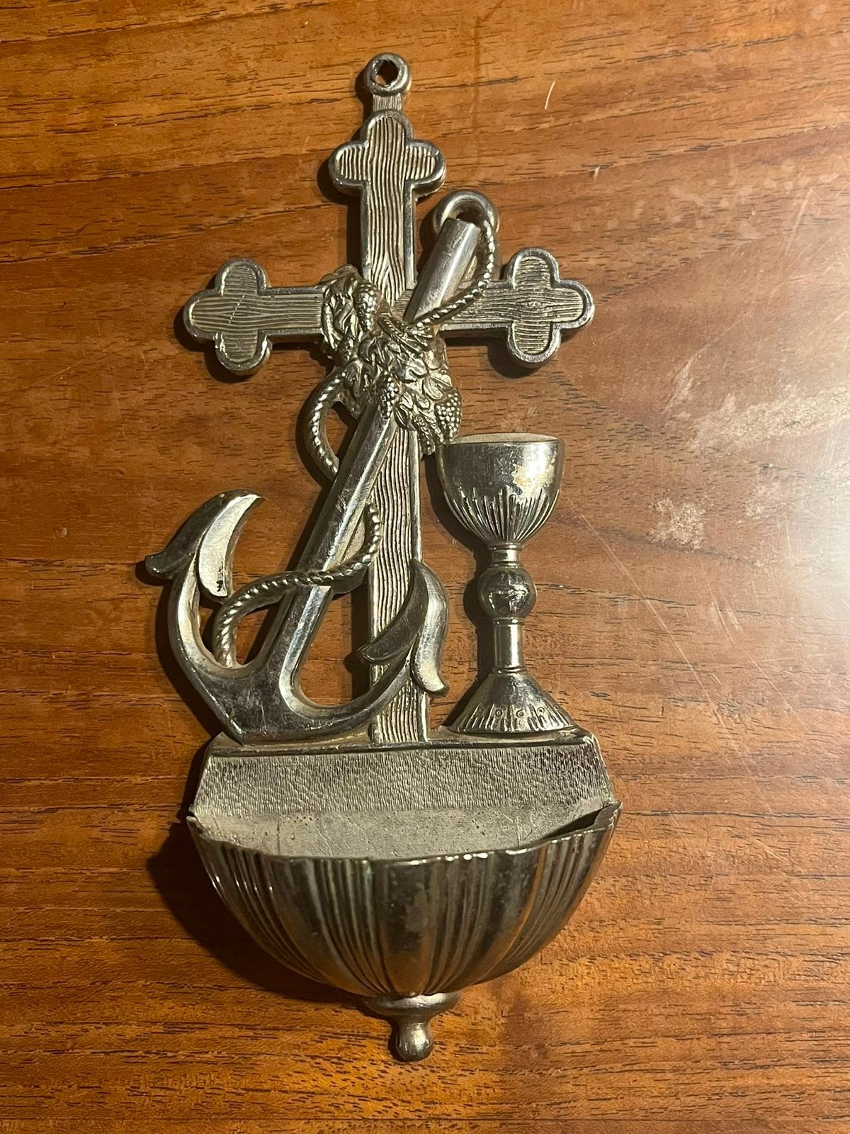 Vintage wijwaterbakje met kruis, anker en kelk, Ophalen of Verzenden