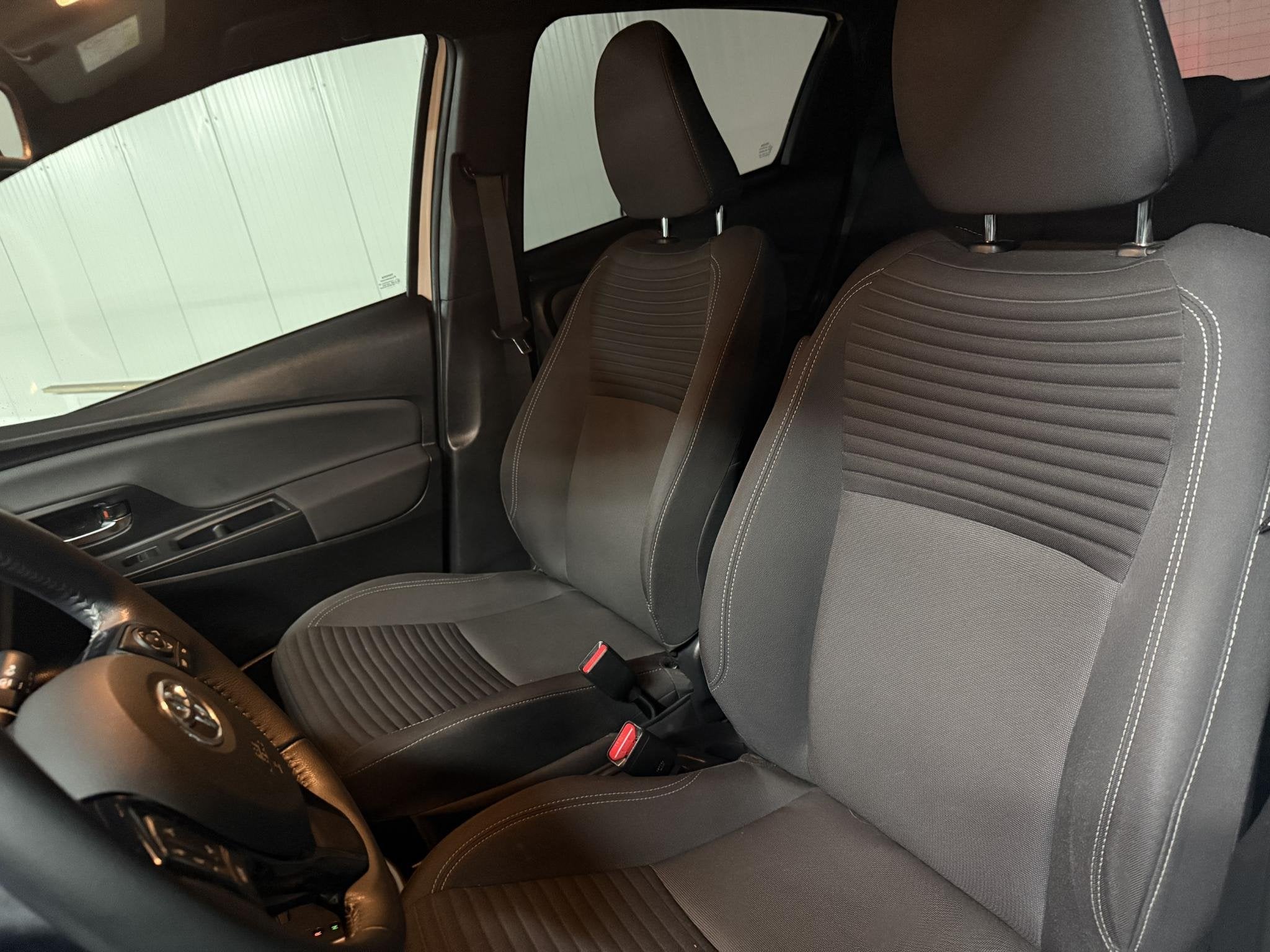 Toyota Yaris 1.5 Hybrid Bi-Tone Luxe en nette auto slechts 7, Gebruikt, Euro 6, 4 cilinders, Wit