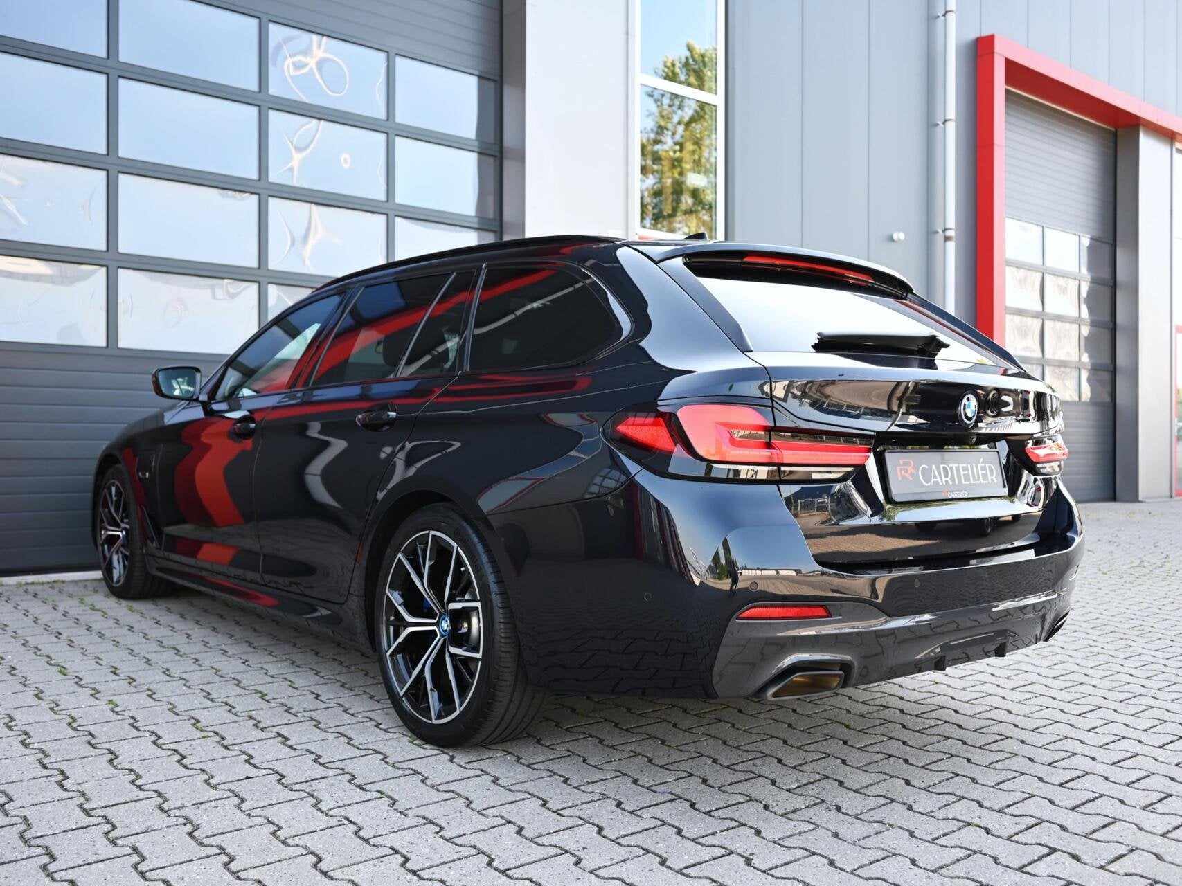 BMW 5-serie Touring 530e M-Sport High Executive | Pano | Luc, Auto's, BMW, 1998 cc, Achterwielaandrijving, Gebruikt, Zwart