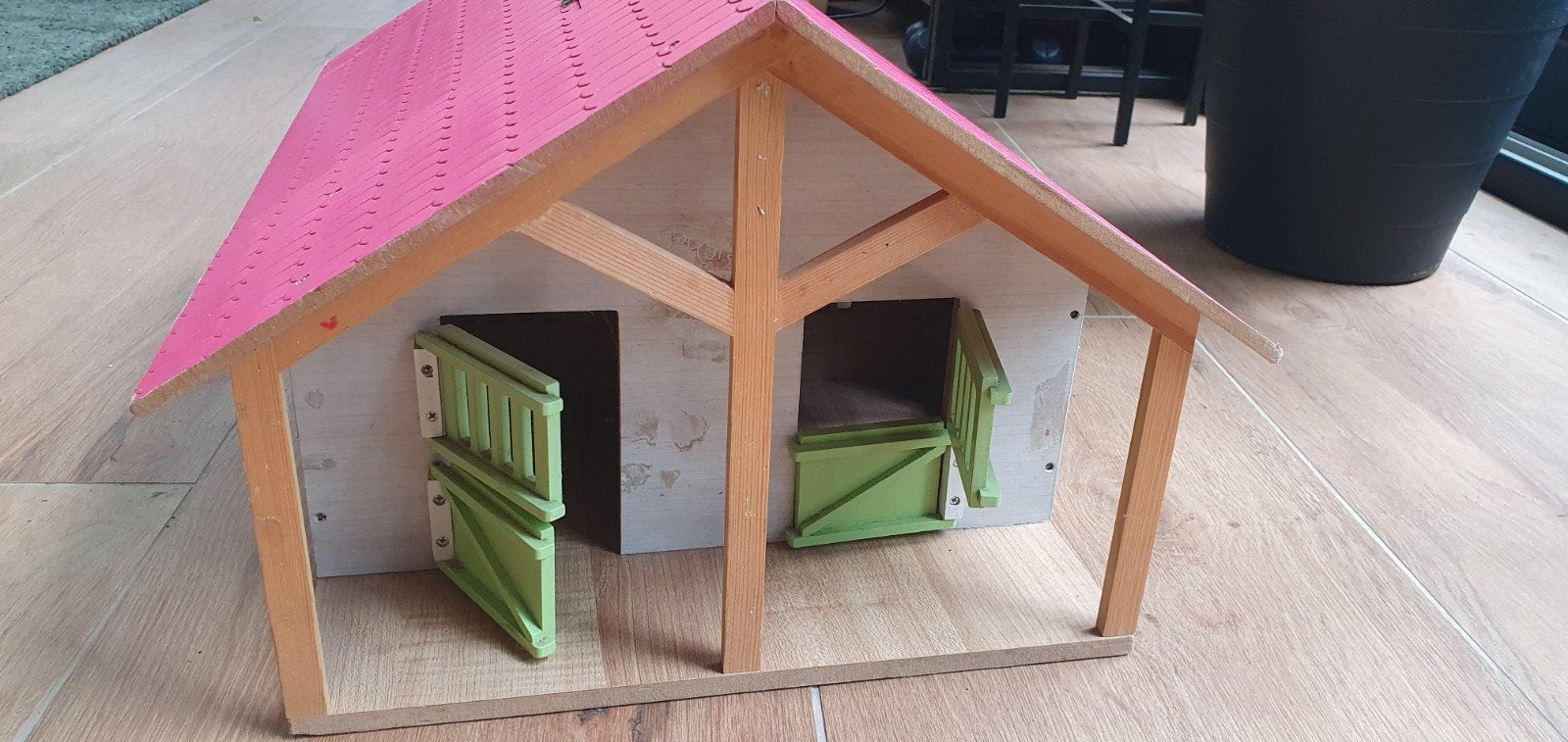 Houten paardenstal met roze dak en hekwerk, Ophalen, Gebruikt, Jongen of Meisje