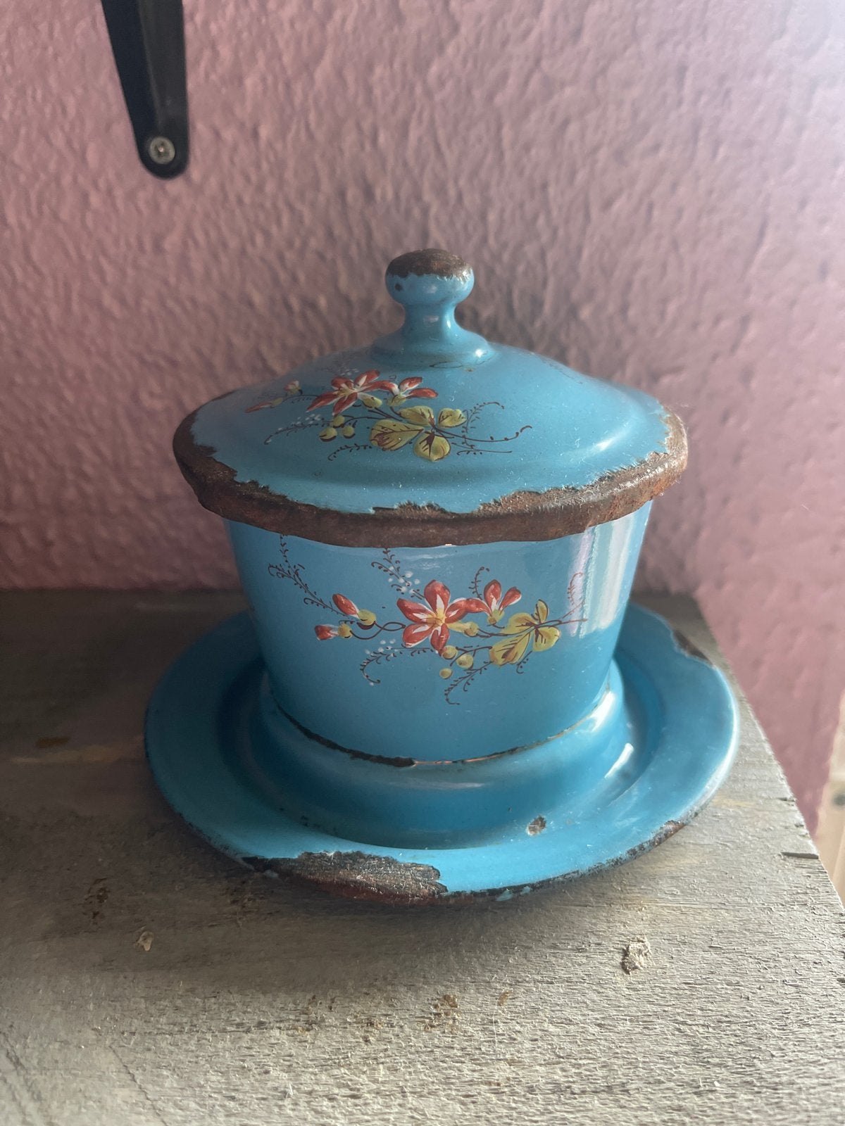 Antieke emaille blauwe botervloot met bloemmotief, Ophalen of Verzenden
