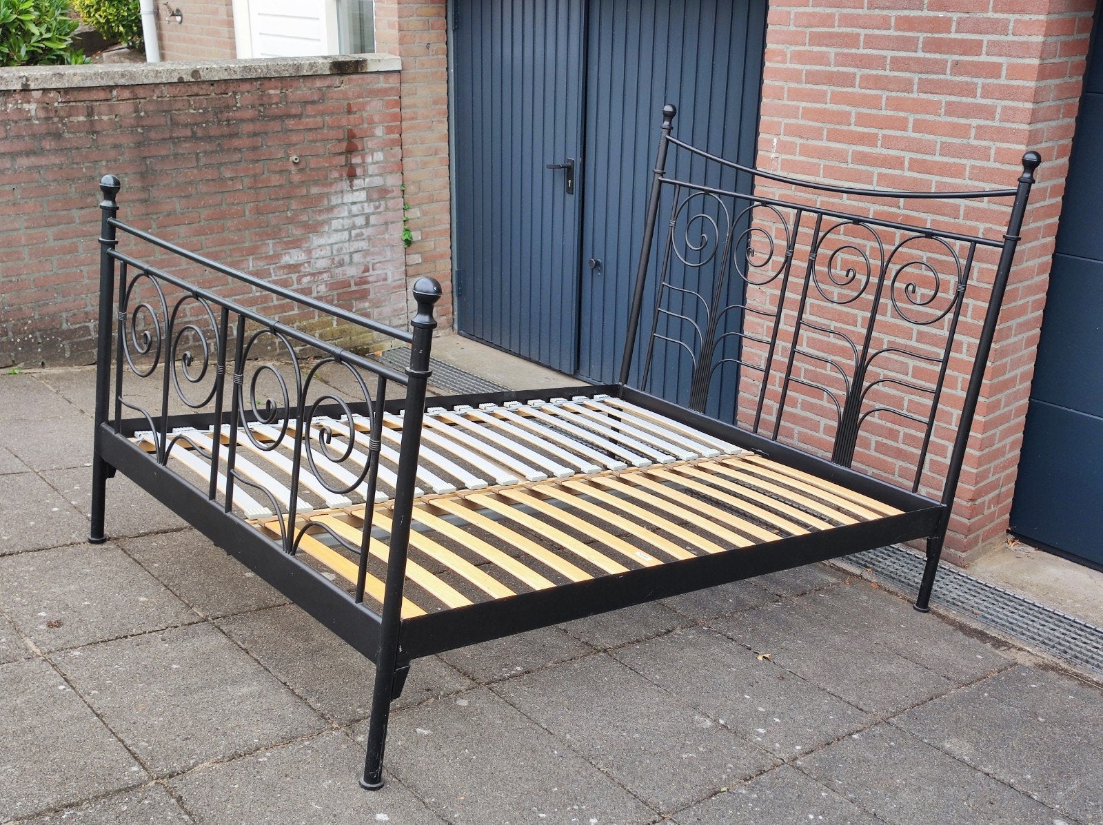 bed 140 x200 ikea staal, Huis en Inrichting, Slaapkamer | Bedden, Ophalen, Zwart, Romantisch, Tweepersoons