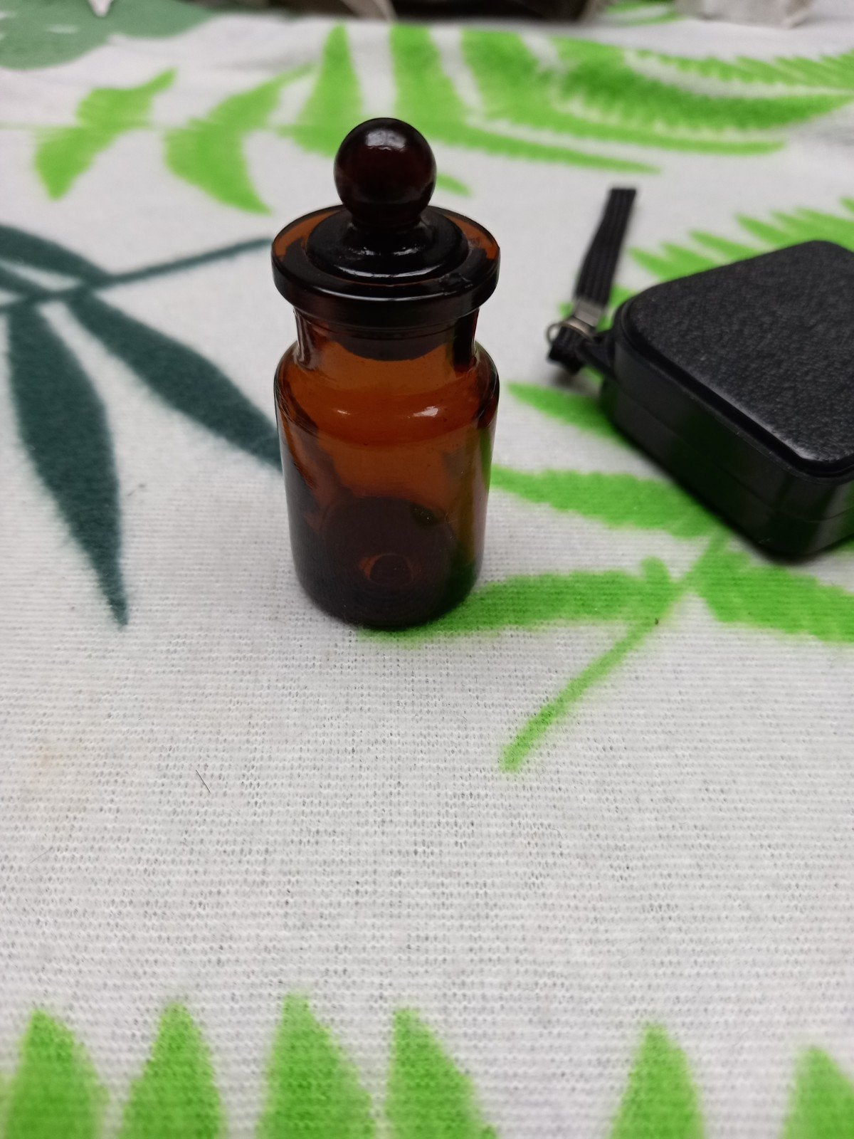 Oud vintage klein van bruin glas gemaakt medicijnflesje., Ophalen of Verzenden, Gebruikt, Overige typen