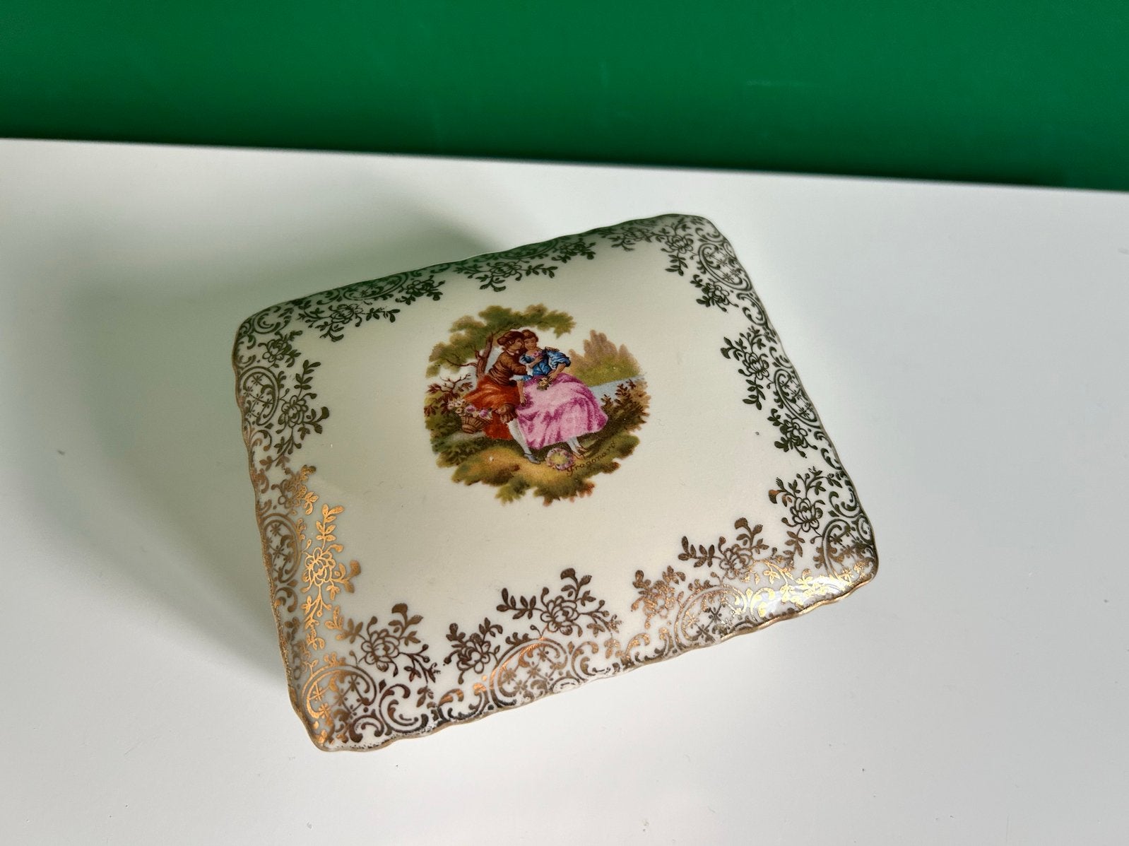 Foto 2 van Vintage Porseleinen Juwelendoosje met Romantische Scène