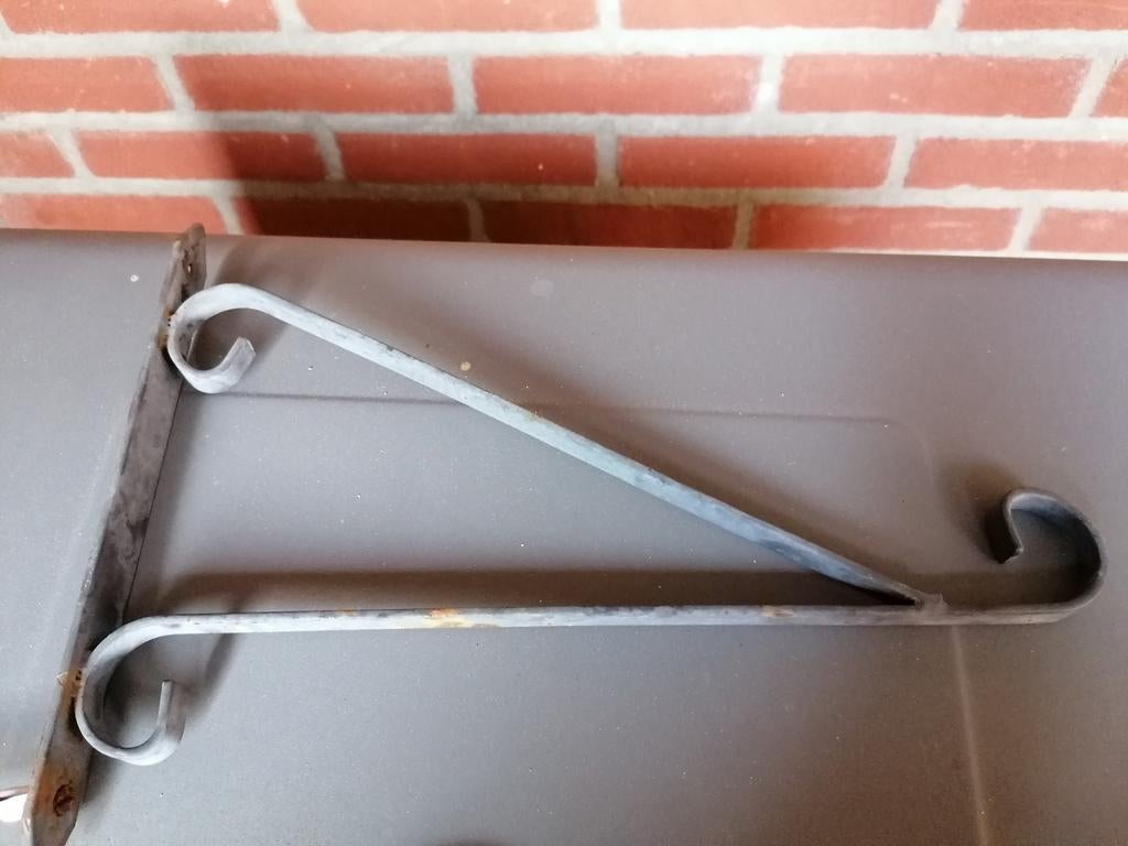 Metalen muurbeugel voor hangplant of lantaarn, Gebruikt, Ophalen of Verzenden, Metaal, Grijs
