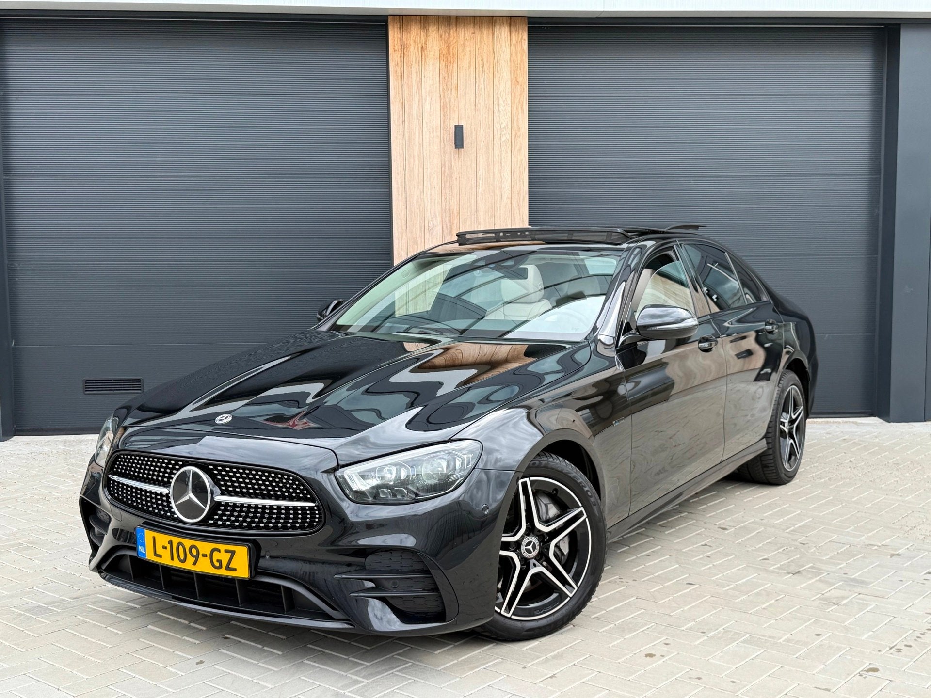 Mercedes-Benz E-klasse E300 de AMG Line (bj 2020) 306PK|DIST, Auto's, Dealer onderhouden, Achterwielaandrijving, Gebruikt, 4 cilinders