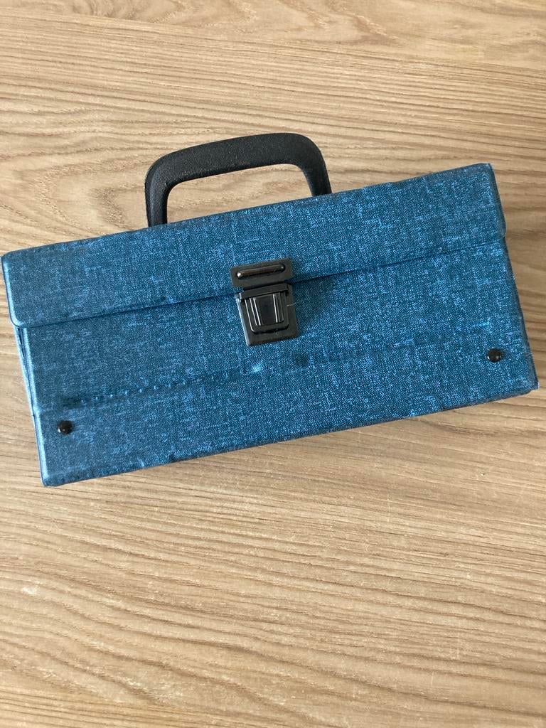 Cassettekoffer opbergsysteem blauw - nette conditie, Cd's en Dvd's, Cassettebandjes, Gebruikt, 2 t/m 25 bandjes, Ophalen of Verzenden
