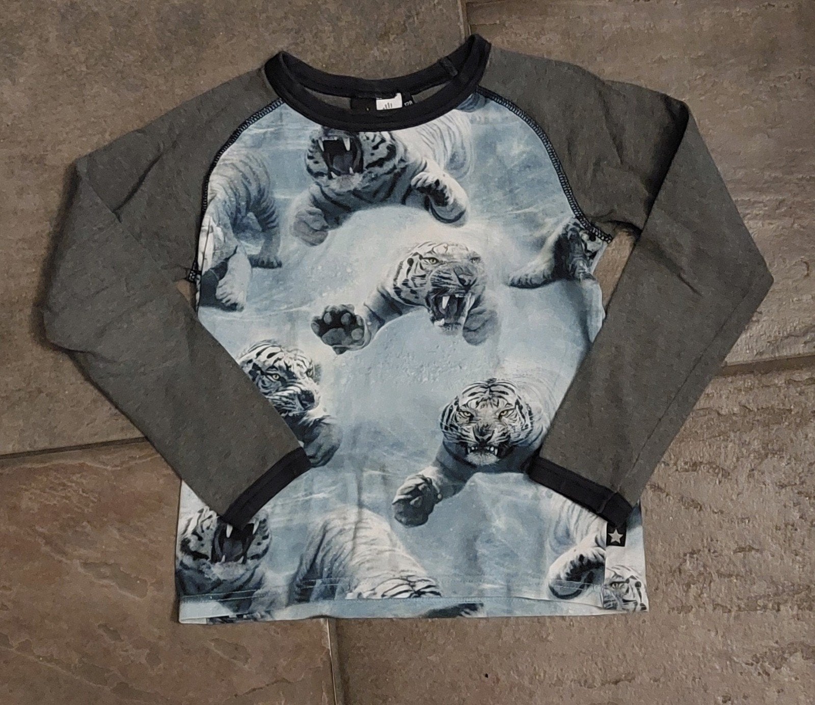 molo shirt zwemmende tijgers maat 128, Molo, Ophalen of Verzenden, Zo goed als nieuw, Shirt of Longsleeve