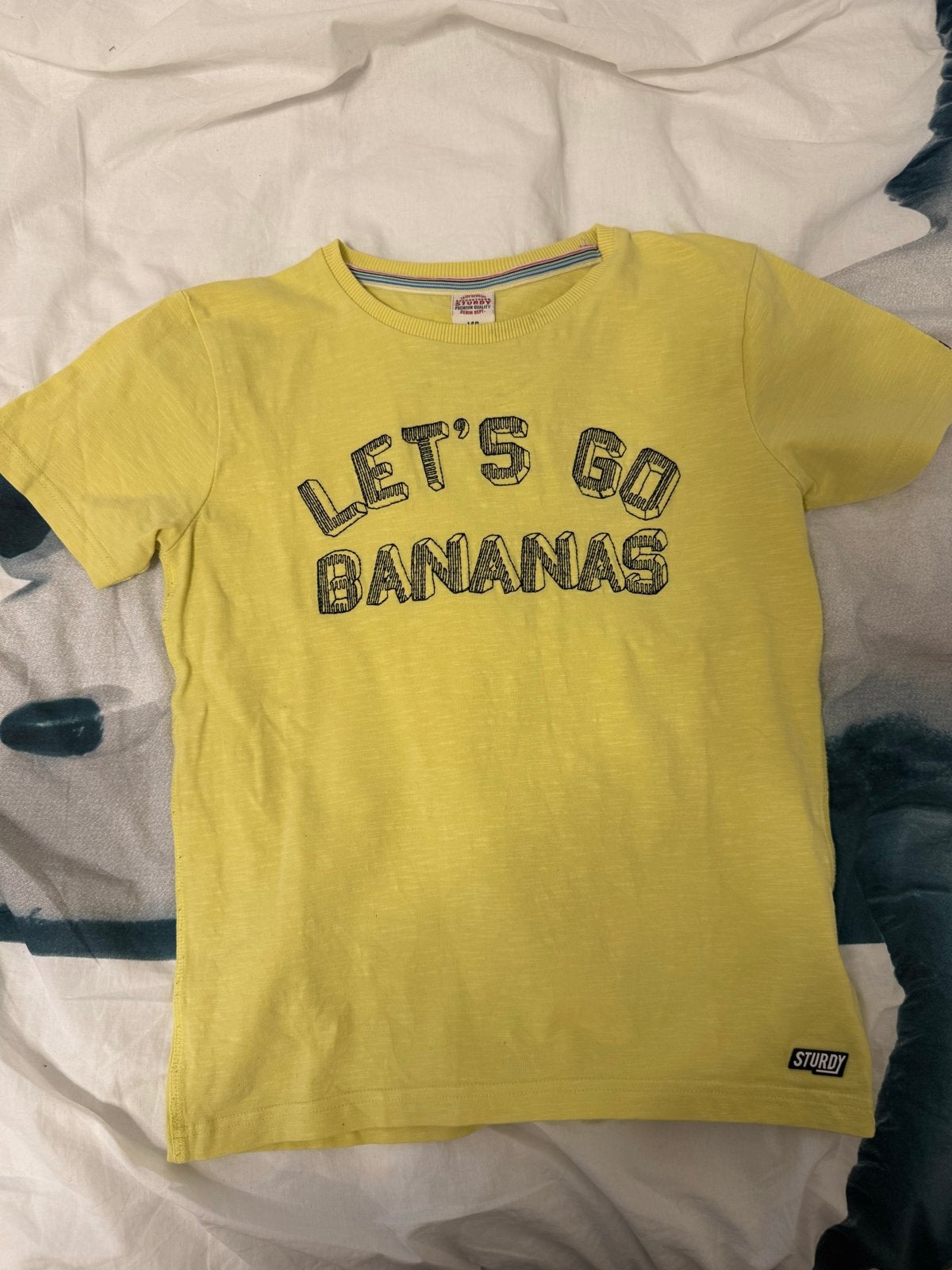 Geel Sturdy T-shirt "Let's Go Bananas" - Maat 140, Ophalen of Verzenden, Gebruikt, Jongen of Meisje, Shirt of Longsleeve