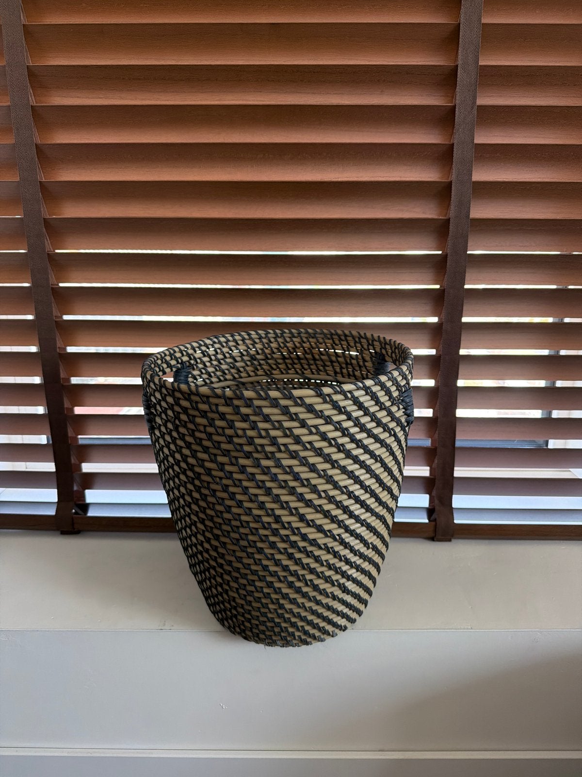 Stijlvolle gevlochten mand - zwart/beige ikea, Ophalen