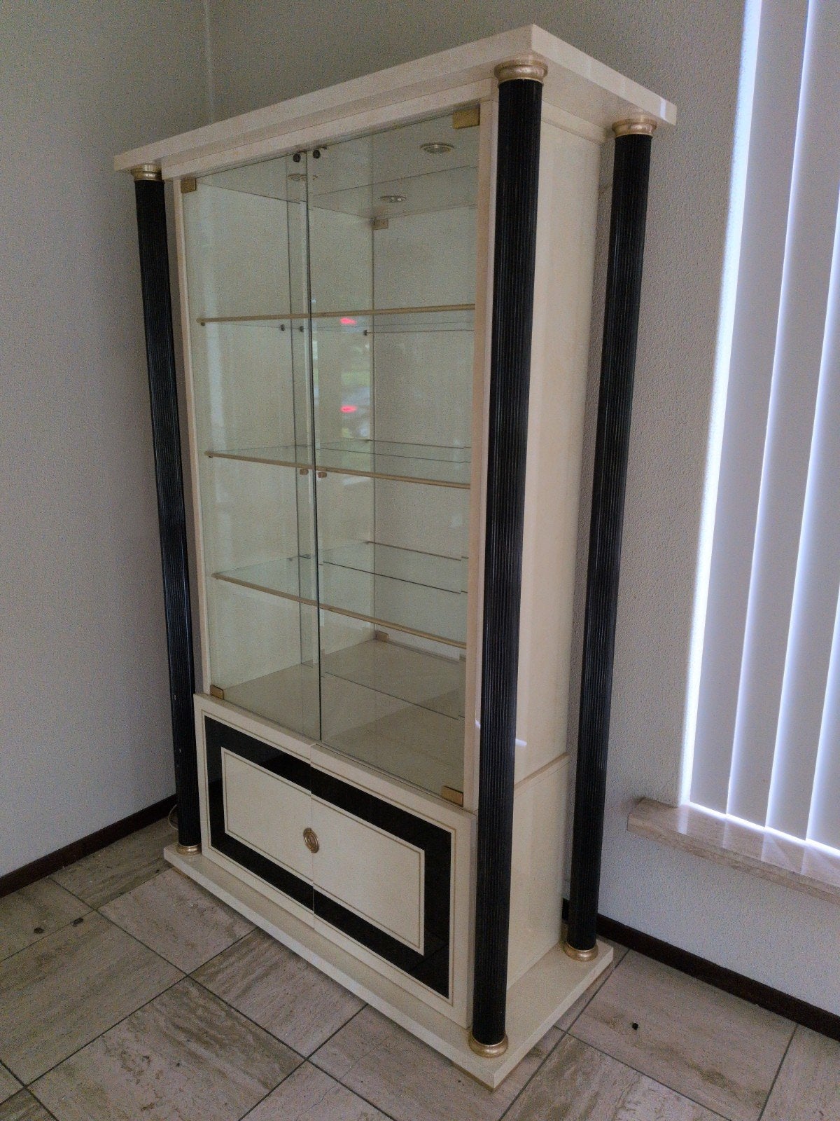 Elegante vitrinekast met verlichting en lade, Gebruikt, Met deur(en), Glas, 150 tot 200 cm