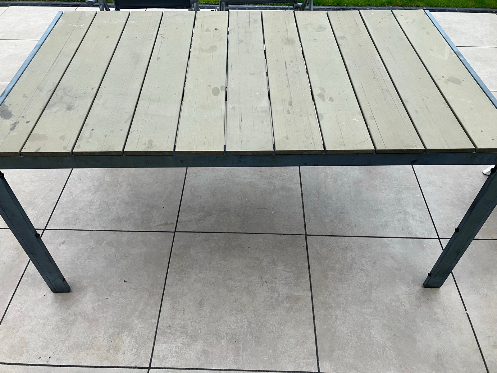 Robuuste tuintafel met blad van kunststof en metalen frame, Ophalen of Verzenden, Gebruikt, Rechthoekig, Hout