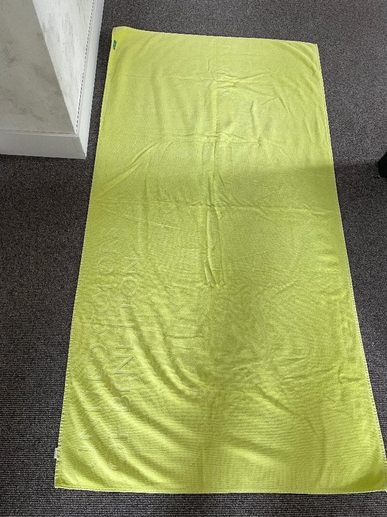 United colors of Benneton groen badlaken ca 170 x 90 cm, Ophalen of Verzenden, Zo goed als nieuw, Groen, Handdoek