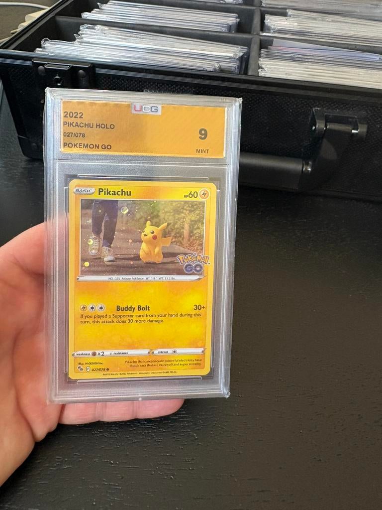 Pikachu pokemon go grade 9, Ophalen of Verzenden, Zo goed als nieuw, Meerdere kaarten, Foil