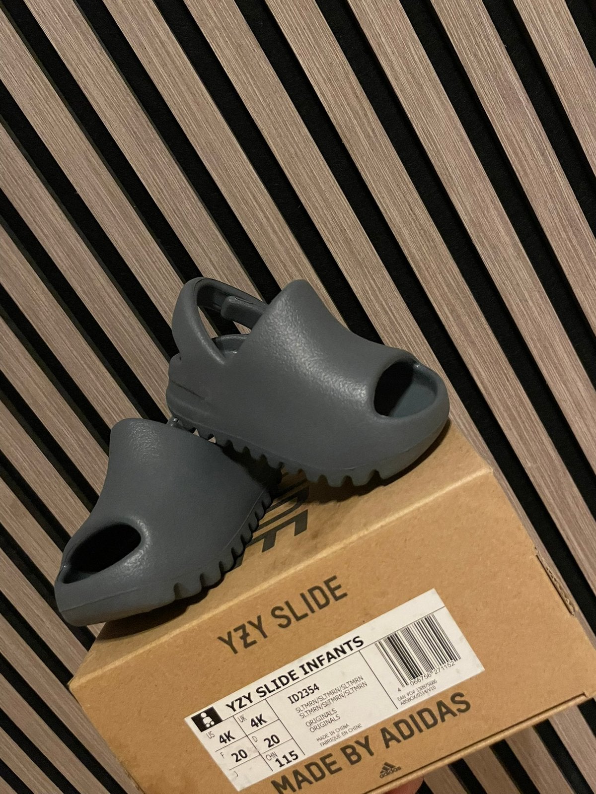 Yeezy Slides, Ophalen of Verzenden, Zo goed als nieuw, Zwart