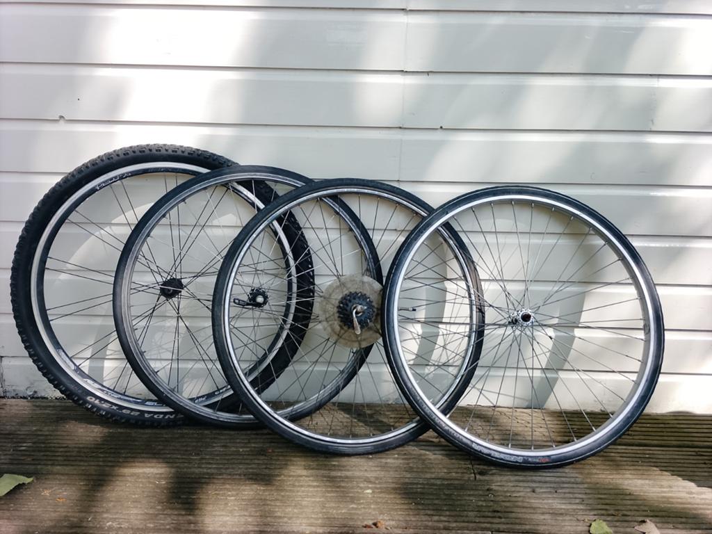 Diverse fietswielen: voorwielen en achterwiel, Fietsen en Brommers, Fietsonderdelen, Gebruikt, Stadsfiets, Aluminium, Ophalen