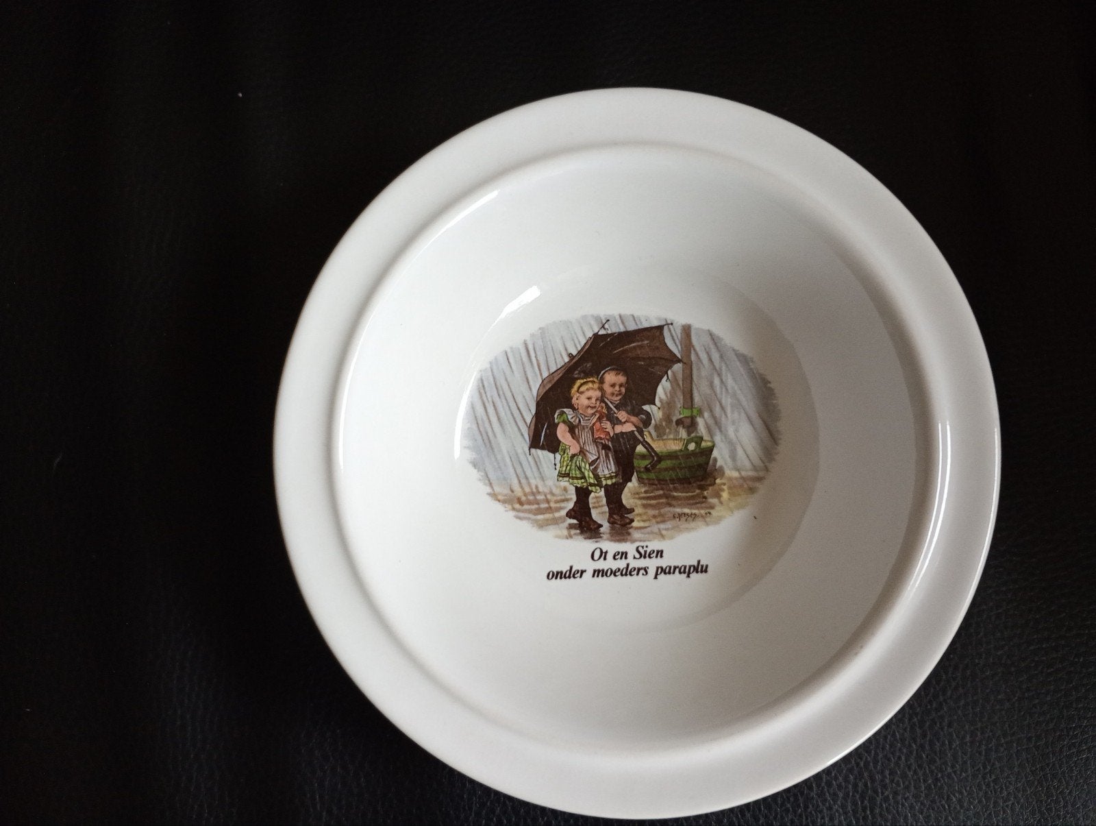 Vintage Ot en Sien schaaltje - Onder moeders paraplu, Ophalen of Verzenden