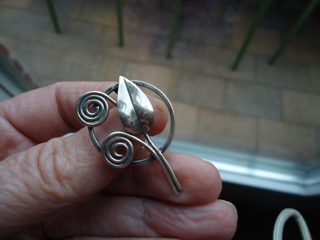 mooie echt zilveren broche 2 krulletjes met blad gemerkt, 4 tot 7 cm, Gebruikt, Ophalen of Verzenden, Zilver