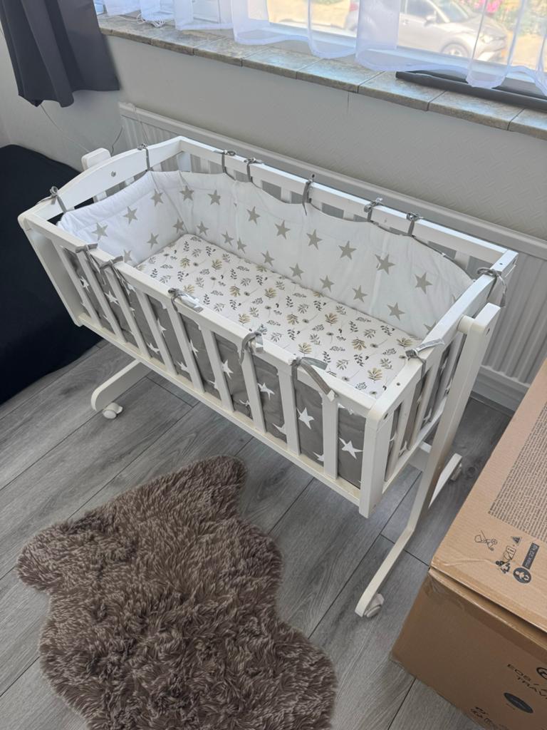 Roba wieg met matras en bekleding, Ophalen, Zo goed als nieuw, Wieltjes