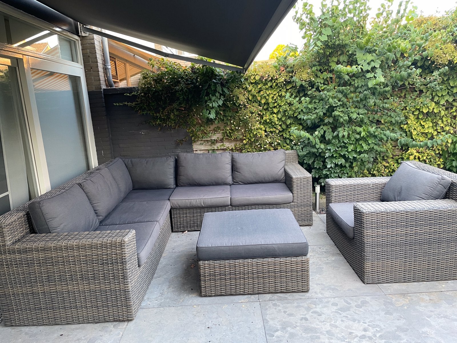 Te koop aangeboden . Mooie grote loungeset, Ophalen, Zo goed als nieuw, Wicker, Hocker