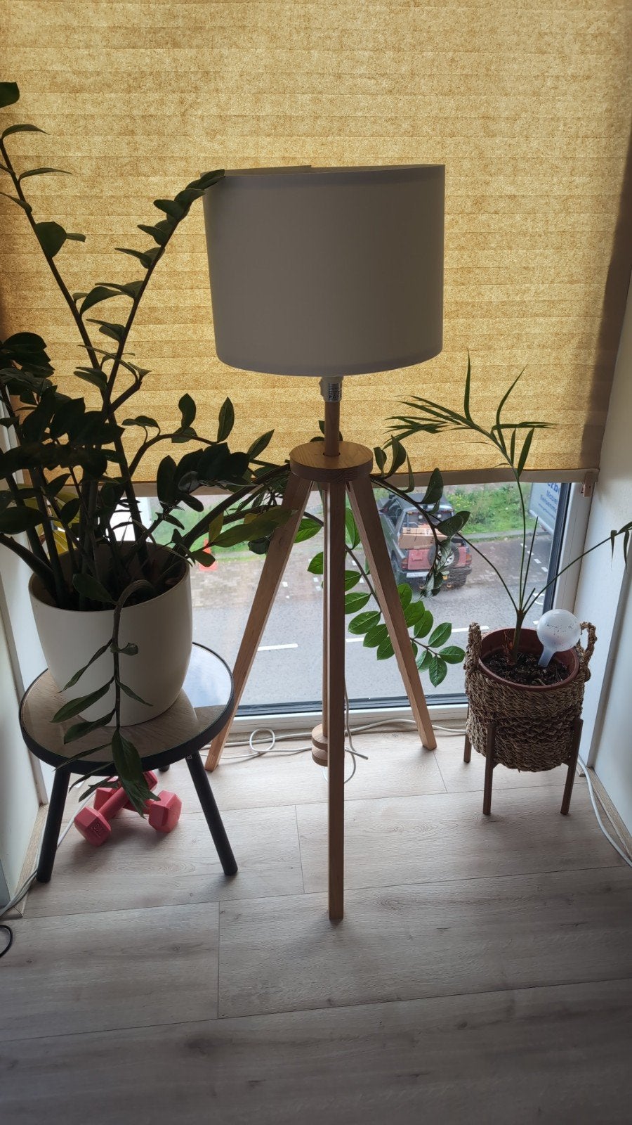 Staande lamp met houten driepoot en witte kap, Huis en Inrichting, Ophalen, Modern, Scandinavisch, 100 tot 150 cm, Zo goed als nieuw