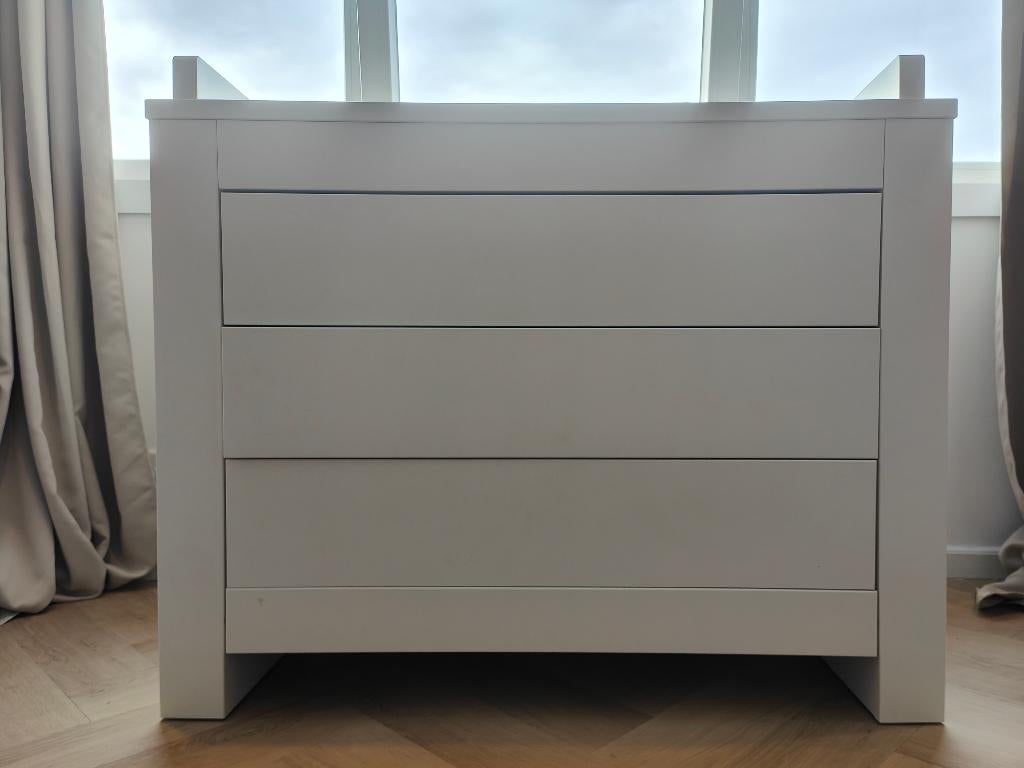 Kidsmill Alaska Commode Hoogglans Wit + wandplank, Kinderen en Baby's, Kinderkamer | Commodes en Kasten, Ophalen, Gebruikt, 50 tot 70 cm