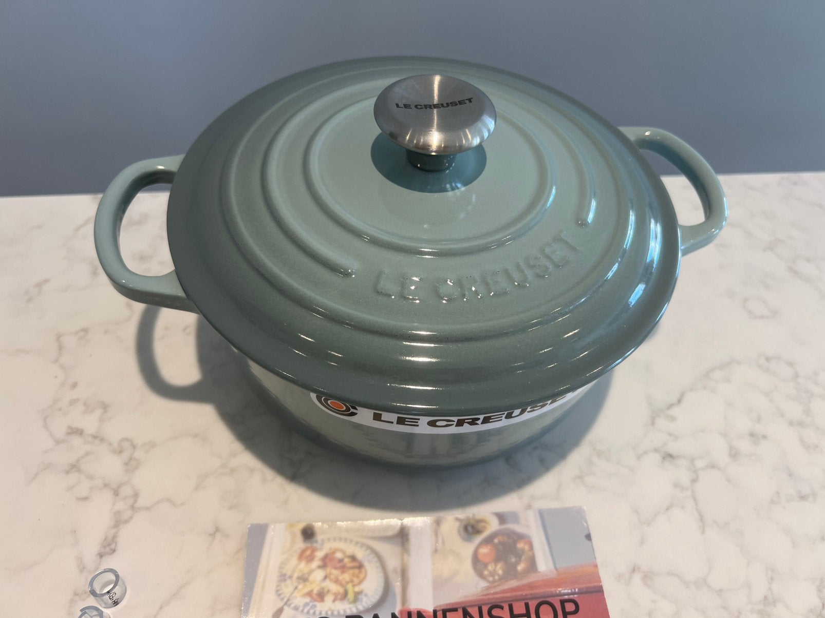 Le Creuset signature 20 cm Sea Salt heel erg goed, Met handvatten, Le Creuset, Ophalen of Verzenden, Zo goed als nieuw