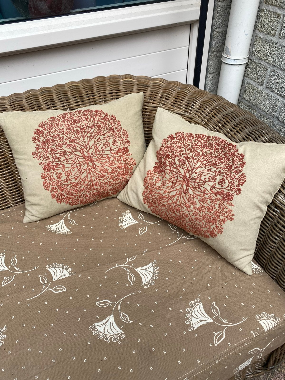 Set IKEA Inez Knopp Sierkussens met rood geborduurd patroon, Huis en Inrichting, Woonaccessoires | Kussens, Gebruikt, Beige, Ophalen of Verzenden
