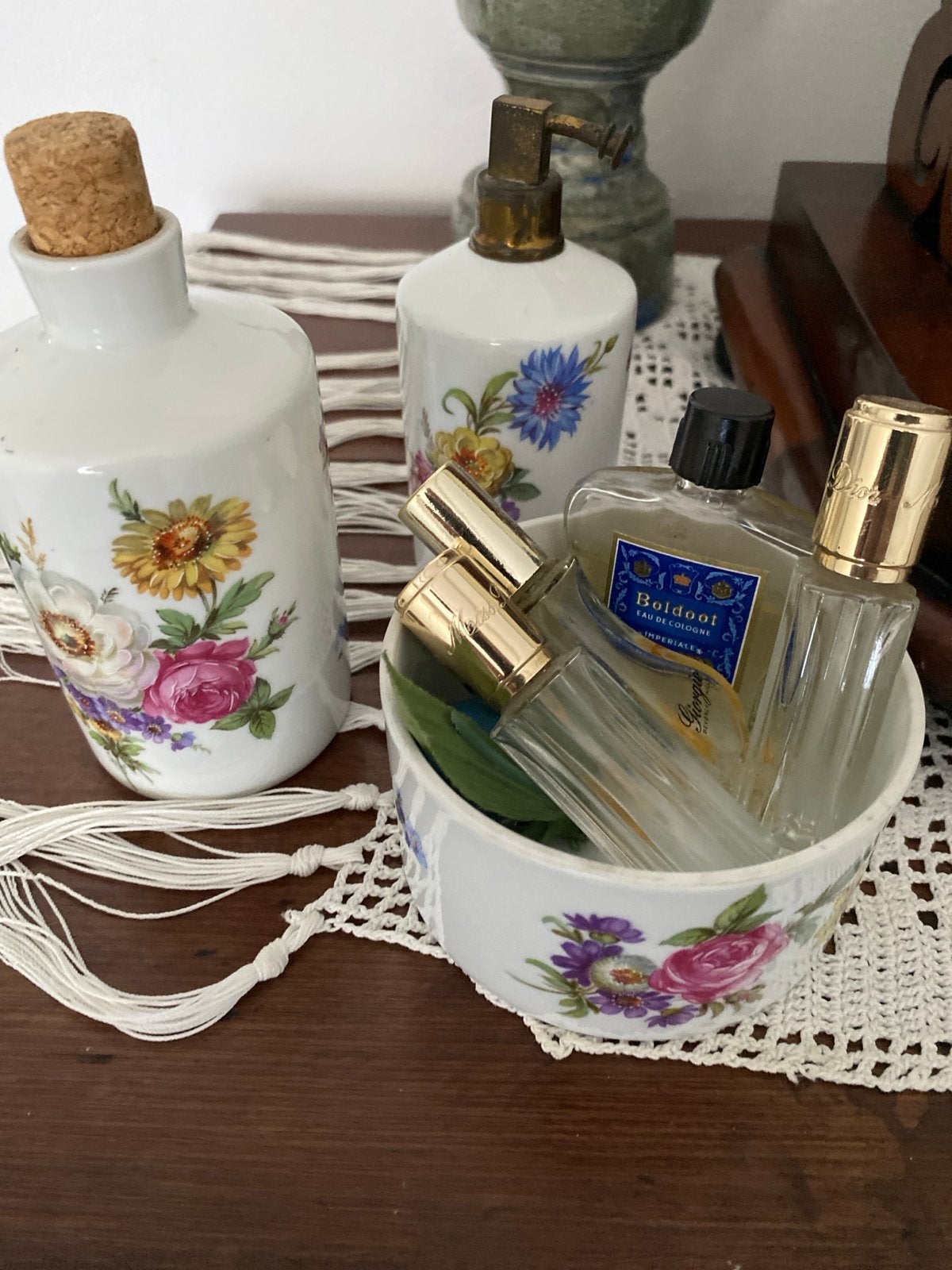 Vintage porseleinen flessen en kom met bloemmotief, Ophalen